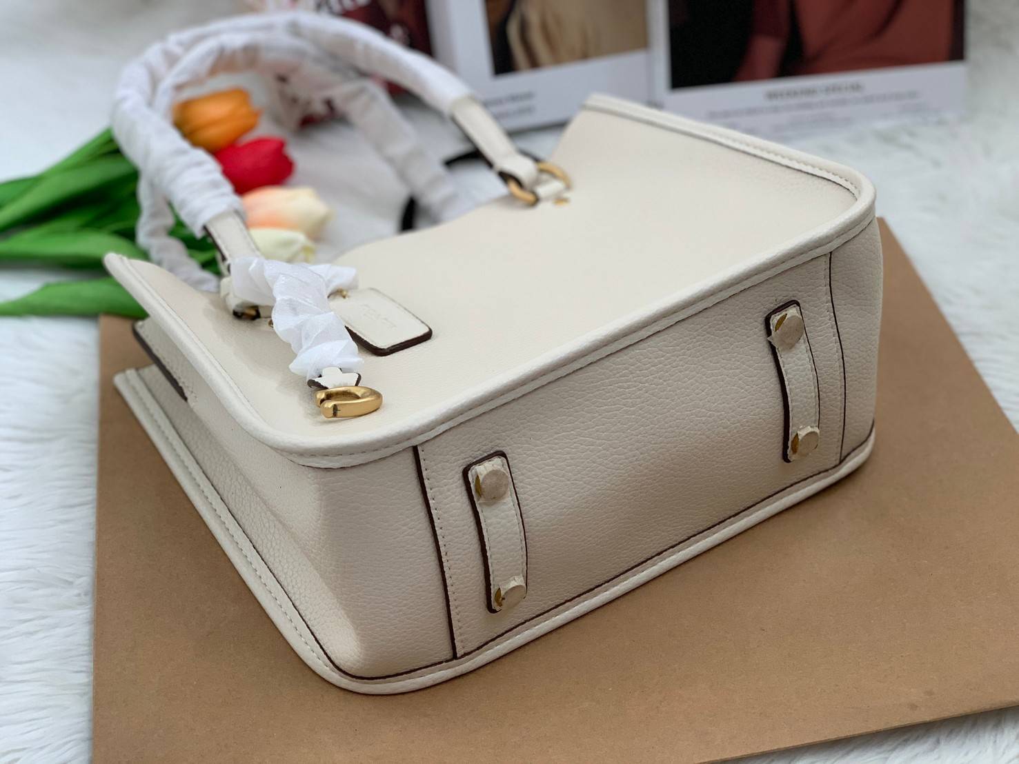 COACH C3889 TYLER CARRYALL 28 IN SIGNATURE CANVAS ((C3460//C3889)) รุ่นยอดฮิตที่สาวๆหลายคนเรียกร้อง กับกระเป๋าถือ/สะพายทรงสวย ที่มาพร้อมสายสะพายไหล่ในตัว และสายครอสบอดี้สำหรับสะพายข้าง ตัวกระเป๋าถูกแบ่งเป็นสัดส่วนสวยงาม มีช่องซิปกลางที่ใหญ่พอสมควร และยังม