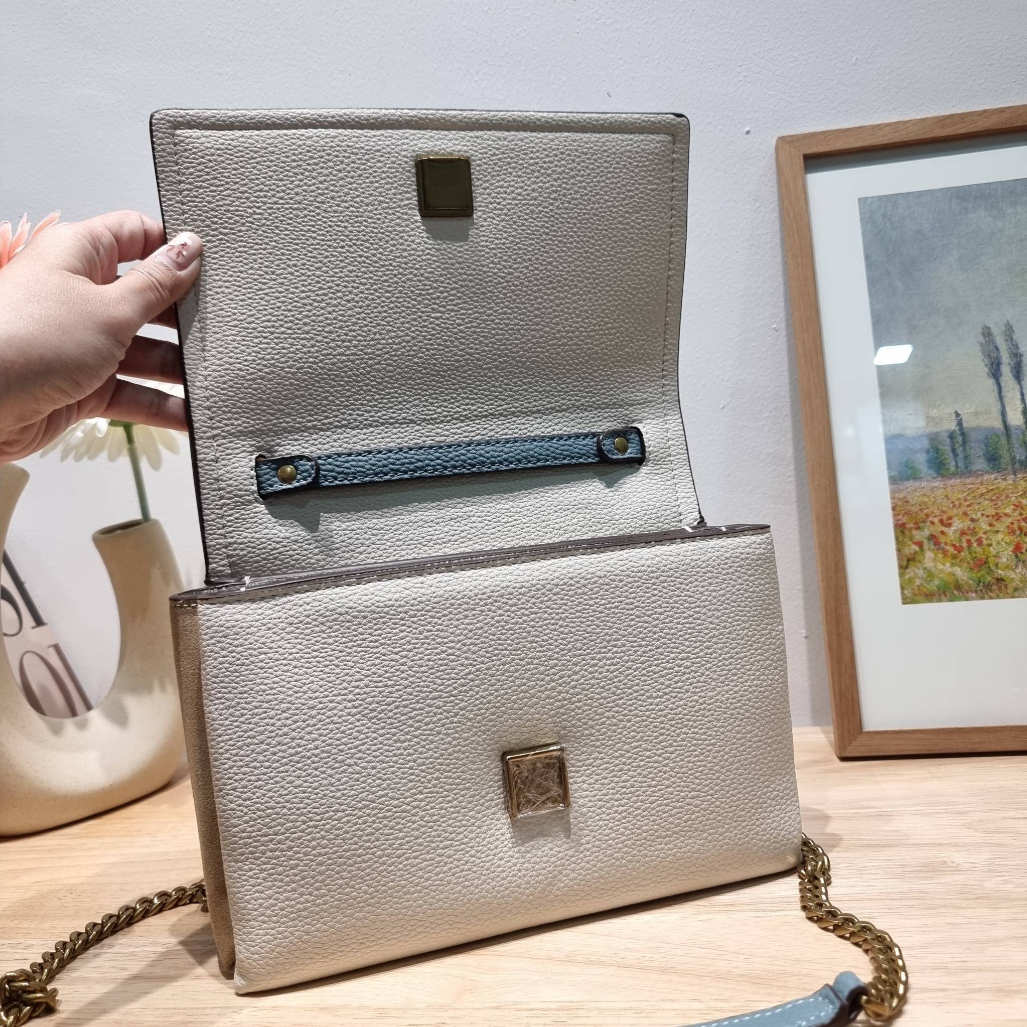 TORY BURCH LIMITED-EDITION SHOULDER BAG รุ่นลิมิเต็ด กับกระเป๋าสะพายไหล่ทรงผู้ดี ที่ผลิตมาในจำนวนจำกัด โดดเด่นด้วยอะไหล่ทองคลาสสิคหรูหรา