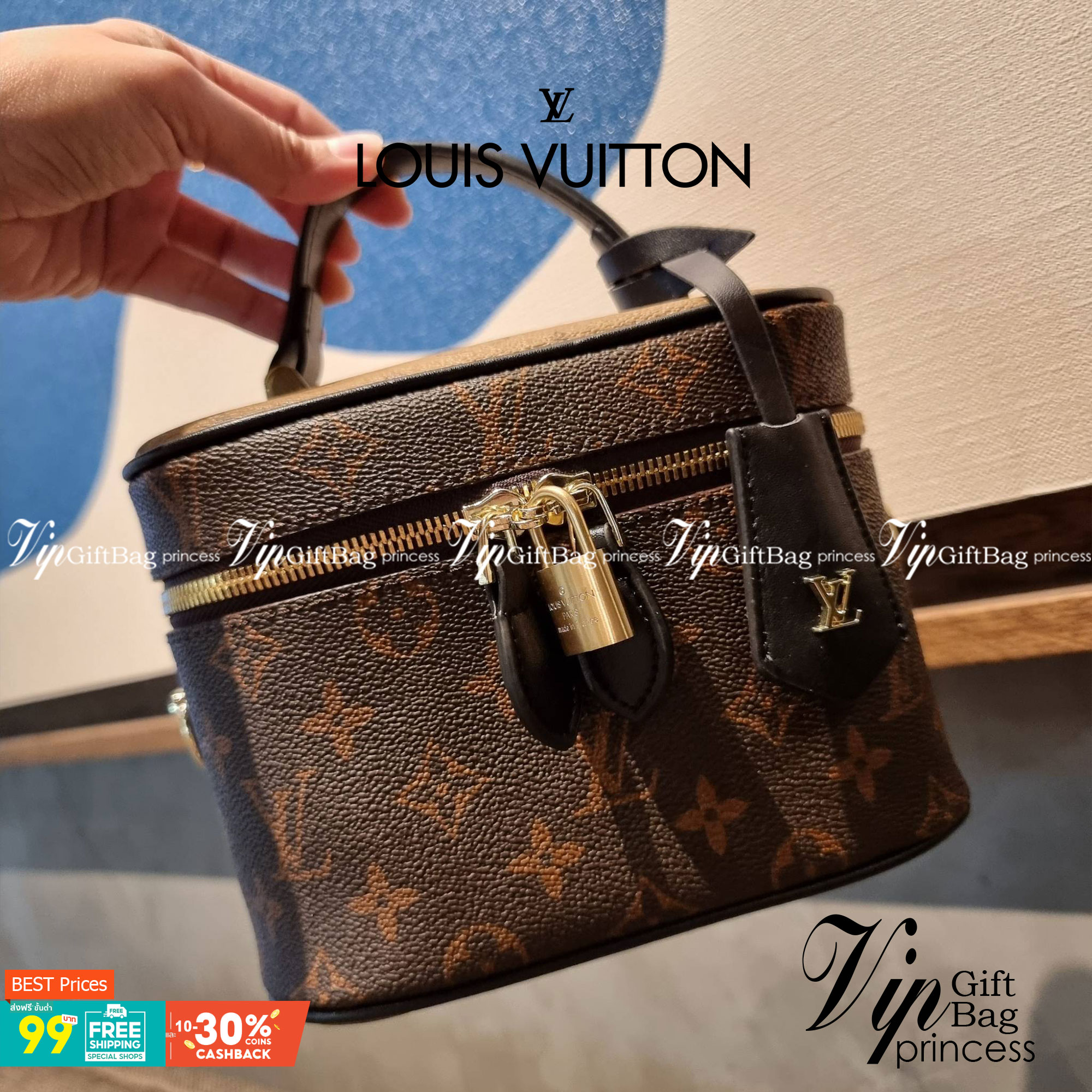LV EXCLUSIVE VIP COSMETICS GIFT BOX กระเป๋าถือ/สะพาย สวยอยู่ทรง มาพร้อม box set สุดหรู adapt ใช้เป็นกระเป๋าเก็บเครื่องสำอางค์ ถือเชิดๆ หรือสะพายเลิศๆ ไปเที่ยว ไปไหนๆก็ดูแพง!! สวยจริงจัง!! พิเศษ!! มาพร้อมแม่กุญแจล็อคครบชุด และพวงหนังห้อย คุ้มมากๆแม๊!! ทุกด