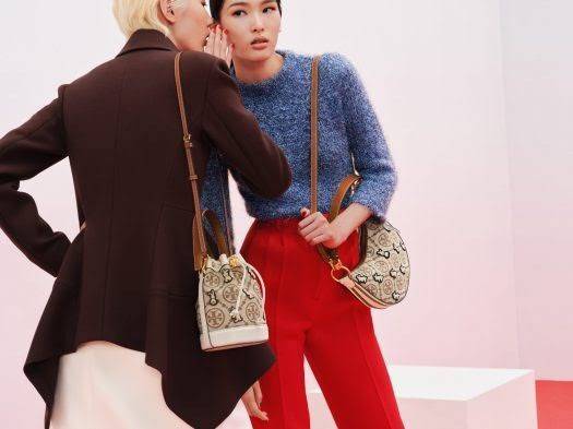 TORY BURCH Mini T Monogram Embroidered Rabbit Crescent Bag 🐇 คอลเลคชั่นกระต่ายสุดร้อนแรงแห่งปี 🥕🥕 คอลเลคชั่นทีบ่งบอกสไตล์ที่ทันสมัยทรงครึ่งวงปักลายกระต่ายบนกระเป๋าสุดน่ารัก โด่ดเด่น