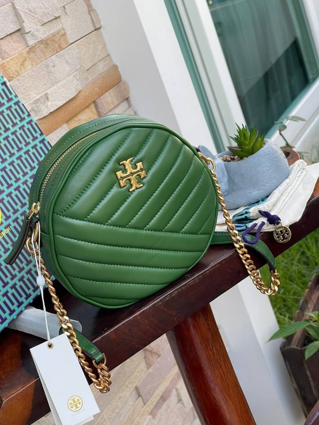 Tory burch Kira Cheron Circle Crossbody กระเป๋าสะพายคาดลำตัวรุ่นนี้โดดเด่นด้วยรูปทรงกลมสุดชิค ขนาดกะทัดรัด พร้อมด้วยหนังกระเป๋าที่ทำจากหนังแท้คุณภาพดี เพราะ Kira Chevron เป็นรุ่นที่ตอบโจทย์และครองใจสาว ๆ ได้อย่างแท้จริง เนื่องจากมีดีไซน์เรียบหรู โดยทางแบร
