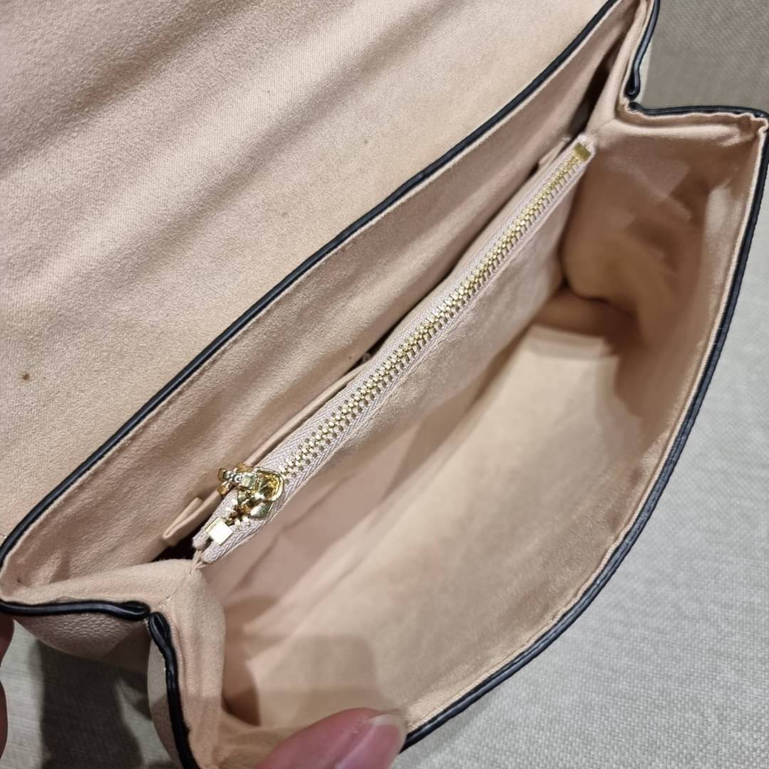 VIP 🥂 LV MADELEINE BAG ใหม่ล่าสุด อีกหนึ่งรุ่นคลาสสิคหายาก ที่สาวๆรอคอย กระเป๋าถือ/สะพายข้าง ดีไซน์เรียบง่าย แต่เต็มไปด้วยดีเทลความหรู วัสดุหนังวัวปั๊มลายเอกลักษณ์ เปิด‐ปิดด้วยอะไหล่กดล็อคสีทองหรู และมีพวงหนังห้อยพิเศษแถมมาให้ด้วย ภายในแบ่งสัดส่วน