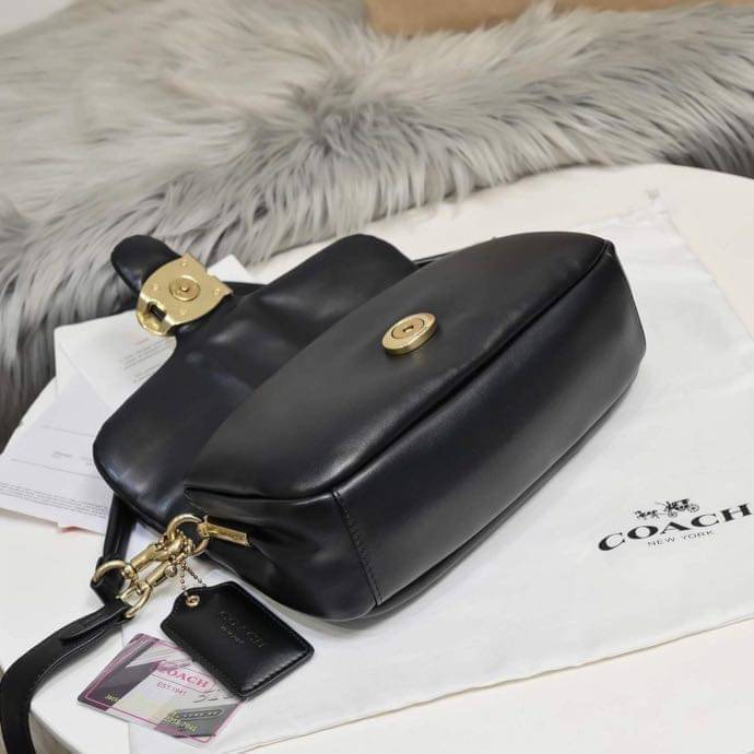 COACH PILLOW TABBY SHOULDER BAG 26 ไซส์ใหญ่ จุของได้ล้นๆ มาใหม่ขายดีที่สุด หนัง nappa หนานิ่ม นุ่มมากๆ พร้อมโลโก้รุ่นใหม่ด้วยเช่นกัน เพิ่มความหรู ดูดีเข้าไปอีกค่ะ