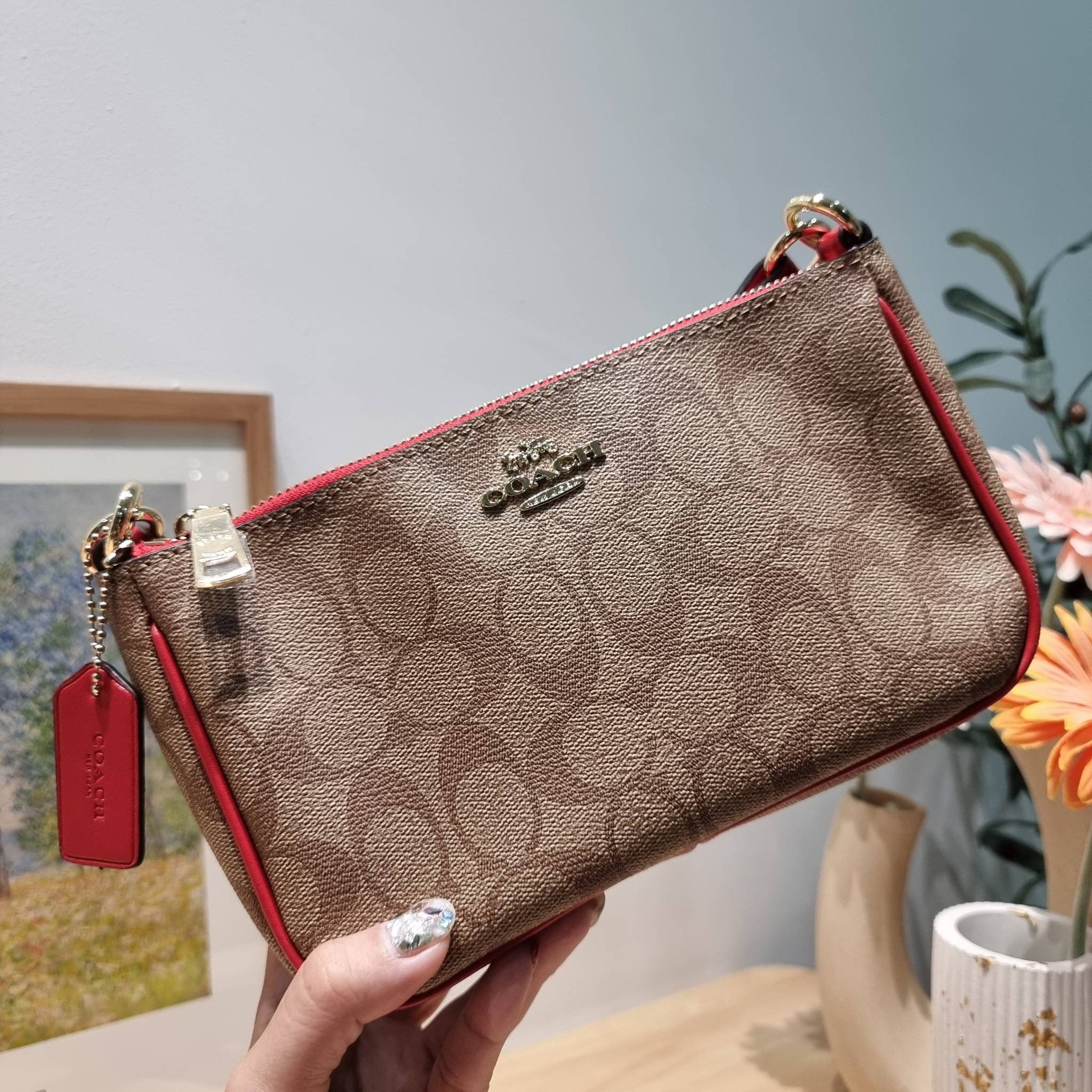 COACH TOP HANDLE POUCH F58321 พร้อมส่ง 9 สี กระเป๋าทรงพอช ยอดฮิต ยกขึ้นแท่น ด้วยดีไซน์ที่ออกมาให้ใช้งานได้ง่าย ขนาดกำลังเหมาะ