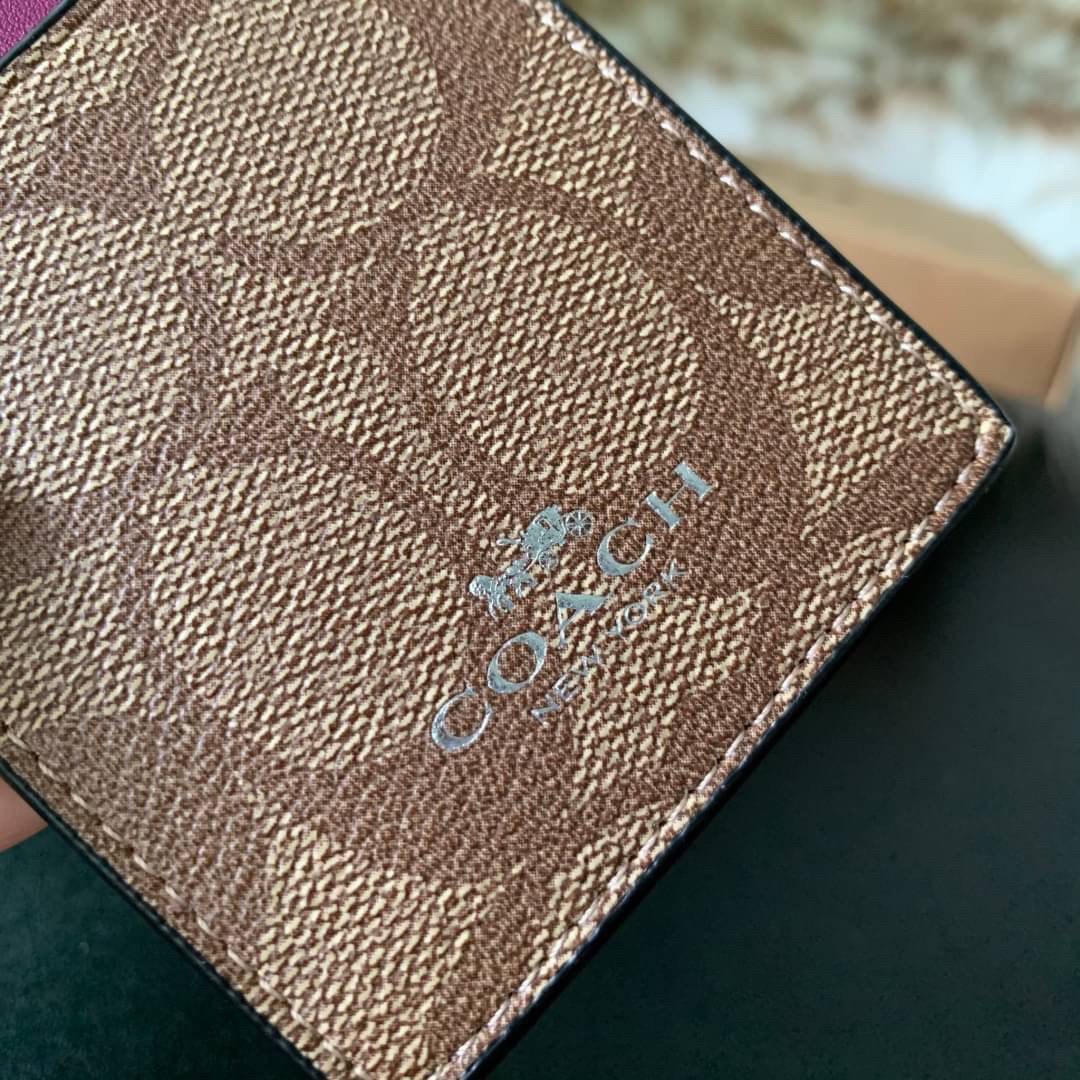 COACH F63274 ID LANYARD IN SIGNATURE COATED CANVAS กระเป๋าใส่บัตรคล้องคอ ลาย C ทั้งใบ ด้านหน้าตกแต่งชื่อแบรนด์ สวยมากกก ใส่บัตรพนักงาน และบัตรต่างๆ มาพร้อมสายคล้องคอ สายถอดออกได้ ตัวกระเป๋ามี 3 ช่องค่ะ