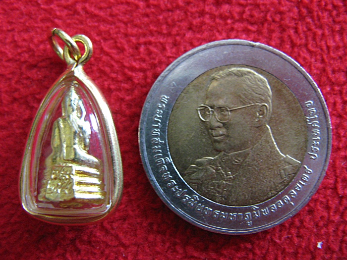 จี้หลวงพ่อโสธร เนื้อทองเหลืองพิมพ์เล็ก เลี่ยมทองไมครอนพร้อมใบคาถาค่ะ