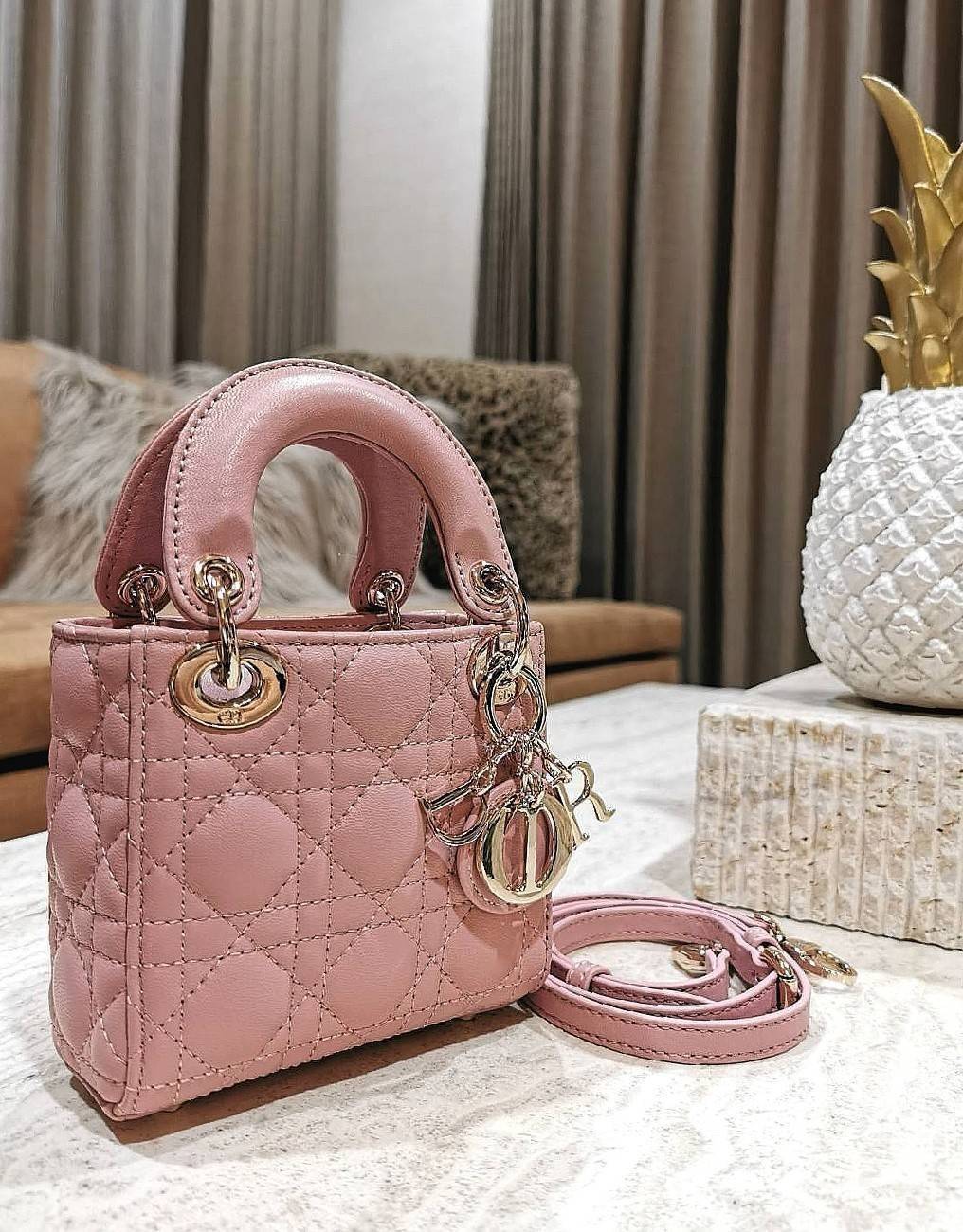 VIP 】CHRISTIAN DIOR MINI BAG VIP GIFT วัสดุหนังแท้ Calfskin ทรงเหลี่ยมหนังสวยหรูอยู่ทรงขึ้นลายเอกลักษณ์แบรนด์ ประดับTAGห้อยโลโก้แบรนด์อะไหล่ทองด้านหน้า เปิดปิดด้วยฝาปิด ภายในโล่งมีโลโก้สามารถใส่มือถือของจุกจิกได้ หูจับถนัดมือ สายสะพายหนังยาวถอดได้ปรับระดั