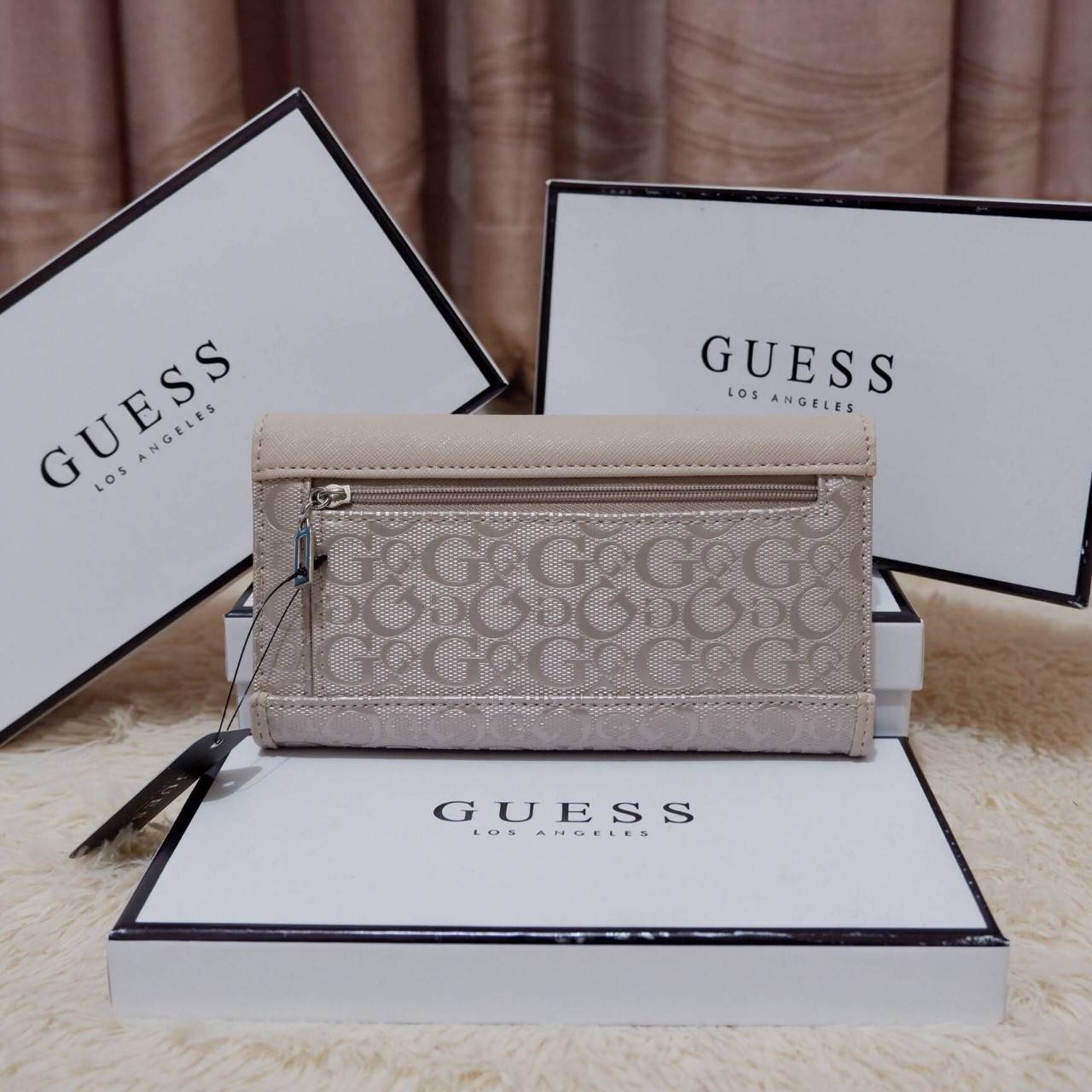 GUESS FACTORY WOMEN'S WALLET กระเป๋าสตางค์ใบยาว3พับดีไซน์สวยรุ่นใหม่ล่าสุดวัสดุหนังนิ่ม ปั๊มลายคมชัด ด้านหน้าประดับโลโก้แบรนด์สวย เปิดปิดด้วยฝาบนเปิด/ปิด ภายในมีทั้งช่องใส่รูป ช่องใส่ธนบัตร แบงก์พัน และช่องใส่บัตรหลายช่องแยกเป็นสัดส่วน ภาพถ่ายจากสินค