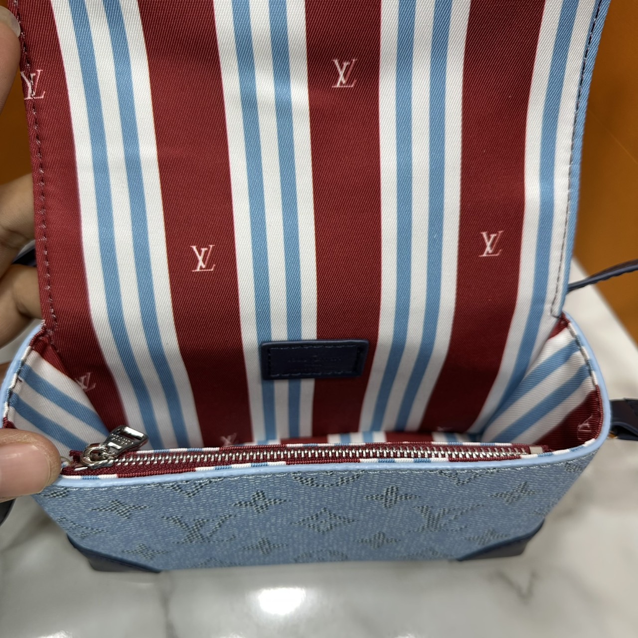 ORI หนังแท้ | LV Steamer crossbody bag Monogram Canvas / LV Trunk Bag กระเป๋าสะพาย กระเป๋าสตางค์แบบสะพายรุ่น Steamer รังสรรค์จาก Monogram แคนวาส แต่งขอบหนัง Aged Natural และฮาร์ดแวร์สีทอง
