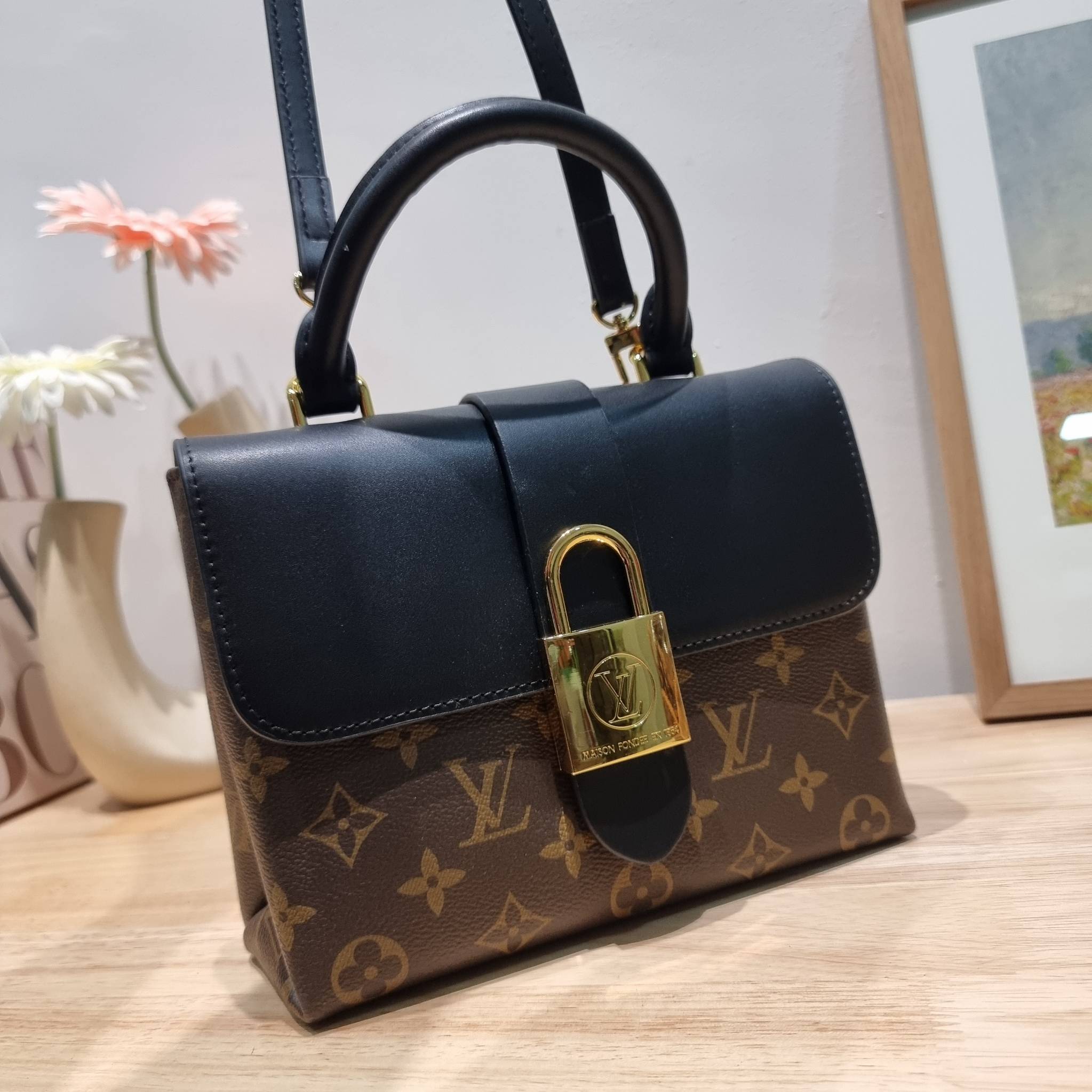 LV LOCKY BB MONOGRAM กระเป๋าสะพายข้าง ดีไซน์หรู ใหม่ล่าสุด สวยถึงบ้านได้ก่อนใคร มีใช้เลิศๆทันปีใหม่แน่นอน คุ้มที่สุด