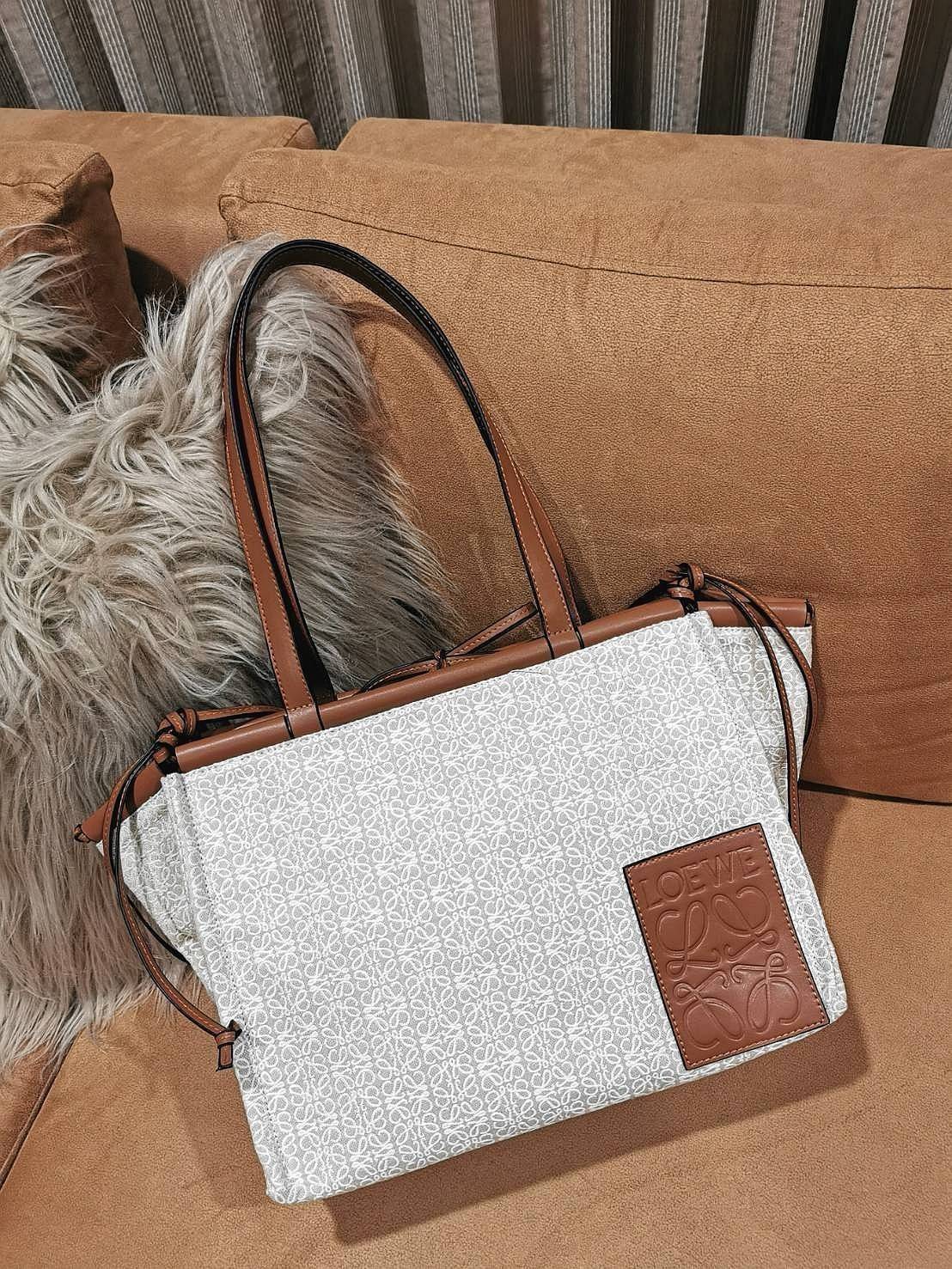 พร้อมส่งความสวยห้ามพลาดค่ะ! 🎉NEW ARRIVAL! LOEWE TOTE BAG VIP GIFT WITH PURCHASE (GWP) Limited Edition จาก "LOEWE PERFUME DUTYFREE" คอลเลคชั่น Loewe Anagram วัสดุ Canvas & Leather ใบใหญ่ น้ำหนักเบา ภายในโล่งกว้างและจุ ใส่เอกสารA4 เสื้อผ้า