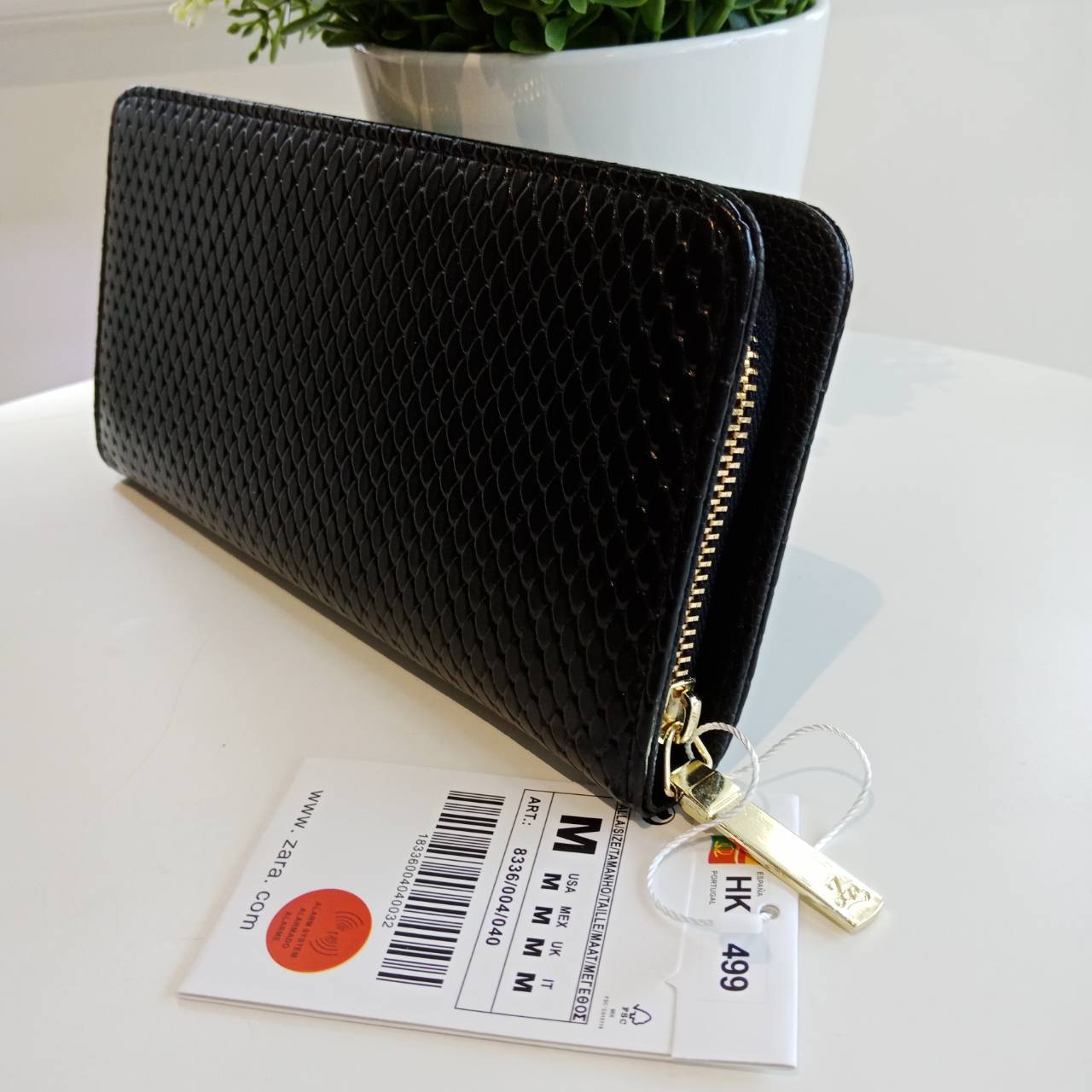 Restock! กระเป๋าสตางค์ยาว ZARA กระเป๋าสตางค์ใบยาวซิปรอบจาก ZARA Outlet หนังสีดำ ลายสวยไม่เหมือนใคร หนังนิ่มมือ ภายในมีโลโกอะไหล่ทอง มีช่องใส่บัตรหลายช่อง ใส่แบงค์ เหรียญ ได้ค่ะ ดีไซด์เรียบหรูหรือจะซื้อเป็นของขวัญ ใบนี้แนะนำเลยคะ!