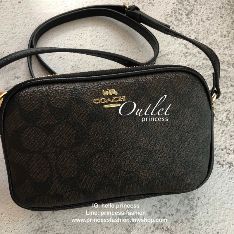 กระเป๋าสะพาย COACH เปิด - ปิดกระเป๋าด้วยซิป มีช่องใส่ของ 2 ช่องใหญ่ ด้านในมีช่องใส่ของ 1 ช่อง และช่องใส่บัตร 2 ช่อง มาพร้อมสายสะพายยาว สามารถปรับได้ 3 ระดับ (ถอดสายไม่ได้ค่ะ)