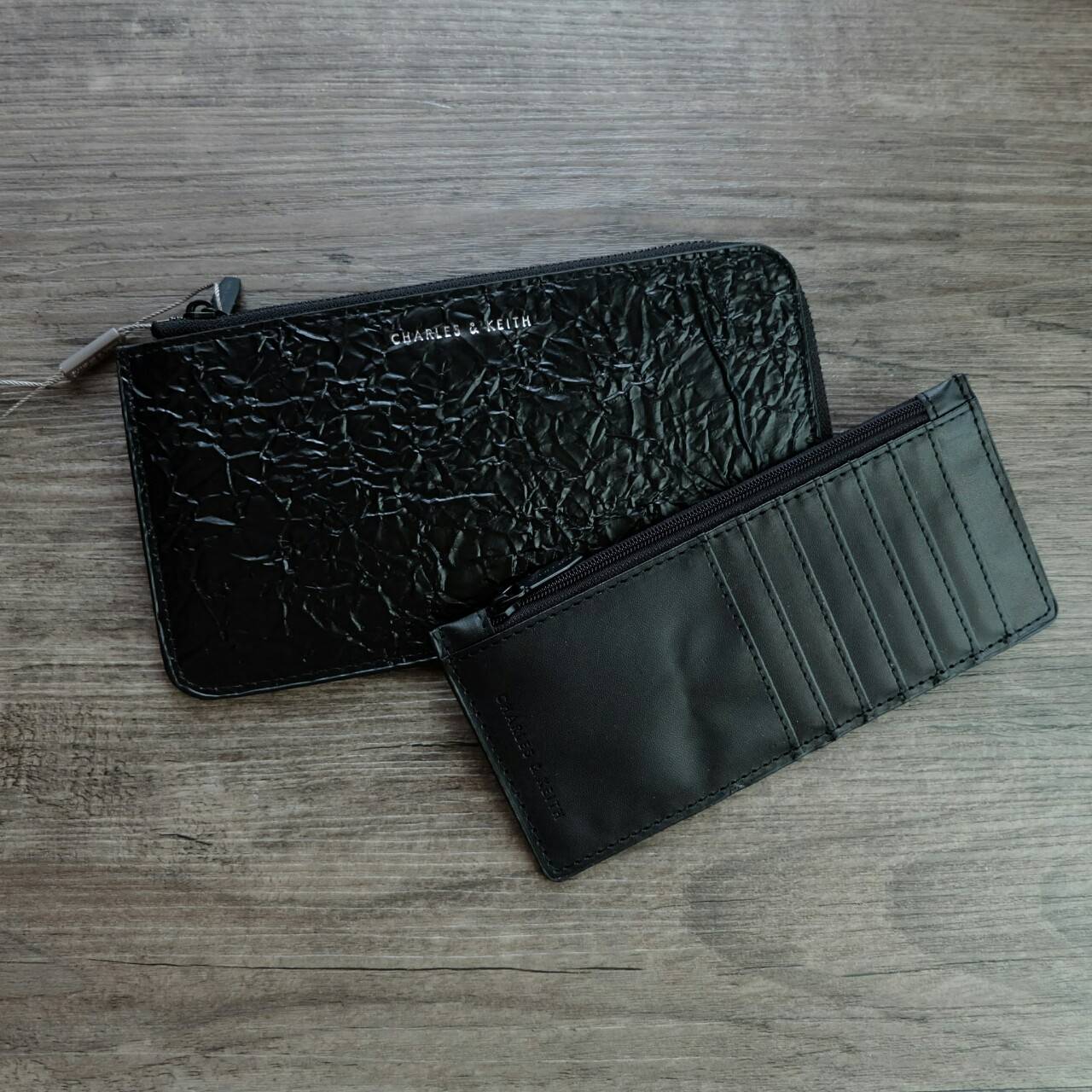Charles & Keith Zip Wallet กระเป๋าสตางค์ใบยาว บาง พกพาสะดวก แถมกระเป๋าใบเล็กใส่บัตรให้อีก 1 ใบ เปิด - ปิดกระเป๋าด้วยซิป ภายในมีช่องใส่บัตรหลายช่อง และช่องใส่ธนบัตร ใบจริงสวย น่าใช้ทุกสีเลยค่าา