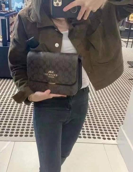 COACH BRYNN FLAP CROSSBODY IN SIGNATURE CANVAS (COACH C5633)🍁สวยหรู ทะลุ เกินเบอร์มาก//กระเป๋าสะพายข้าง หรือจะถือเป็นครัชก็เก๋แบบเลิศๆ>> มีสายยาวถอดได้ ปรับระดับได้ //วัสดุหนังแคนวาส ตกแต่งดีเทลหรูด้วยหนังแท้ และอะไหล่สีทอง งานสวย คมกริบ //เ