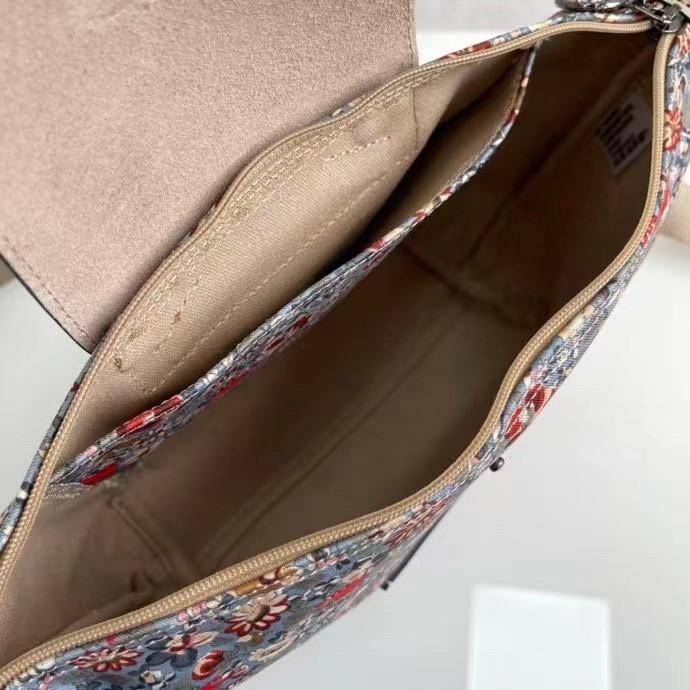 Longchamp X Eu Backpack กระเป๋าเป้สะพายหลังลายดอกๆไม้ วัสดุผ้าฝ้าย อะไหล่สีดำ กระเป๋าเป้แบบลำลองสำหรับสตรีซึ่งนำรูปทรงอันเป็นเอกลักษณ์ของ Le Pliage มาปรับใช้กับทุกสถานการณ์ อุปกรณ์เสริมที่ใช้งานได้จริงนี้มีสายรัดปรับระดับได้และที่จับช่วยให้ สะพายข้างหรือส