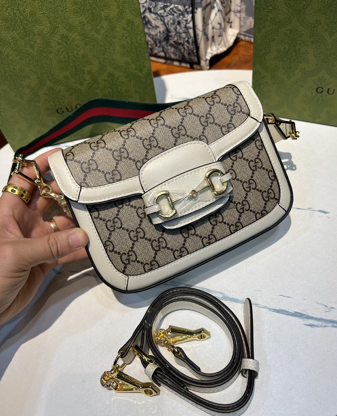 หนังแท้ GUCCI Horsebit 1955 mini bag GG Supreme canvas ที่สุดของรุ่นที่ฮอตหนักมาก คอลเลคชั่นที่ยอดขายดีตั้งแต่วันแรกที่ลง shop ด้วยรูปทรงที่กะทัดรัด ตอบโจทย์ได้ทุกลุค ทุกไลฟ์สไตล์ ใช้งานได้ง่ายคล่องตัว เรียกได้ว่าใครไม่มีได้ยังไง สวยขนาดนี้!!