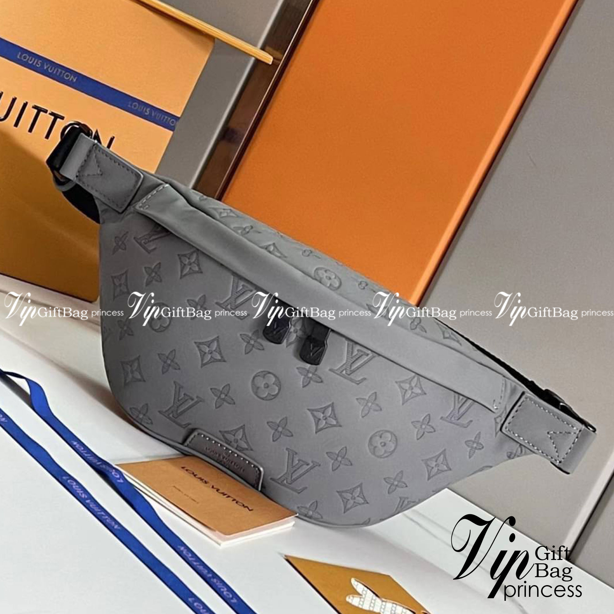 LV Discovery Bumbag Gray Monogram Shadow Kalbsleder / LV Belt Bag เกรดใช้งานสลับใบจริงได้ เทพออริจินอล เนื้องานสวยงาม หนังแท้ ใช้ได้ทั้งชายหญิง ภาพสินค้าถ่ายจากงานขายจริงใช้งานต่างประเทศได้