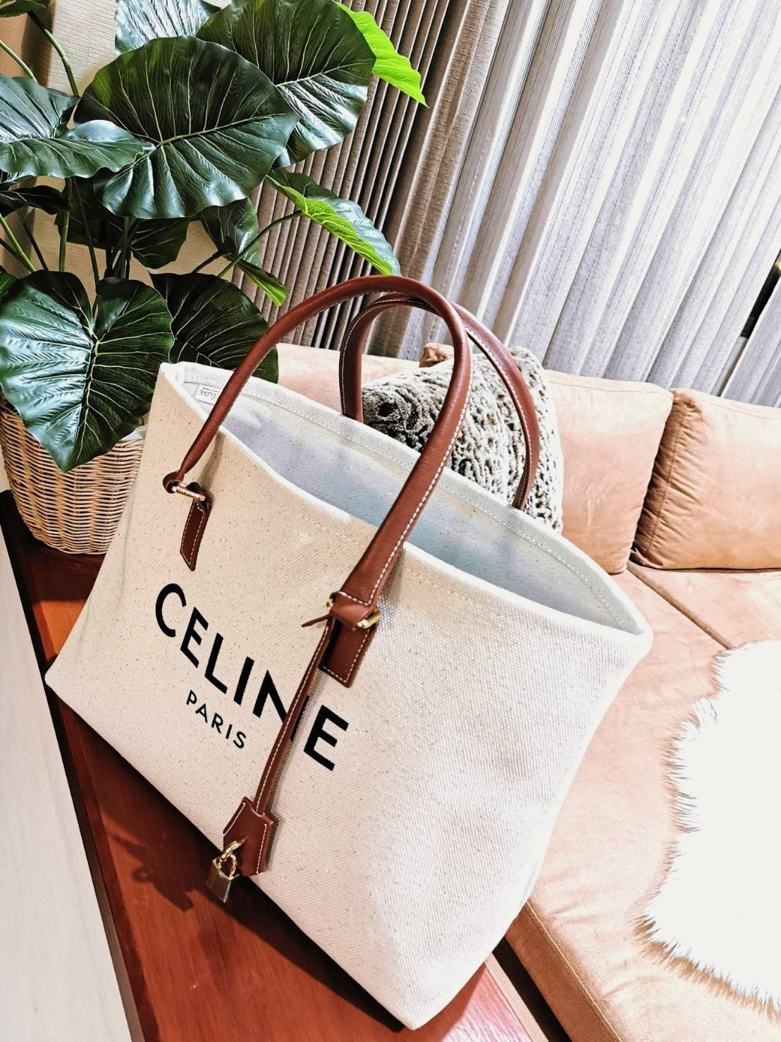 พรีเมี่ยมกิ๊ฟแท้ 100% 】CELINE PHANTOM TOTE BAG VIP GIFT WITH PURCHASE (GWP) พรีเมี่ยมกิ๊ฟ Limited Edition จาก CELINE PERFUME DUTYFREE COUNTER วัสดุ Canvas & Grained cowhide ดีไซน์ทรง Shopping ขนาดใหญ่กำลังดี เนื้อหนาแข็งแรง น้ำหนักเบา