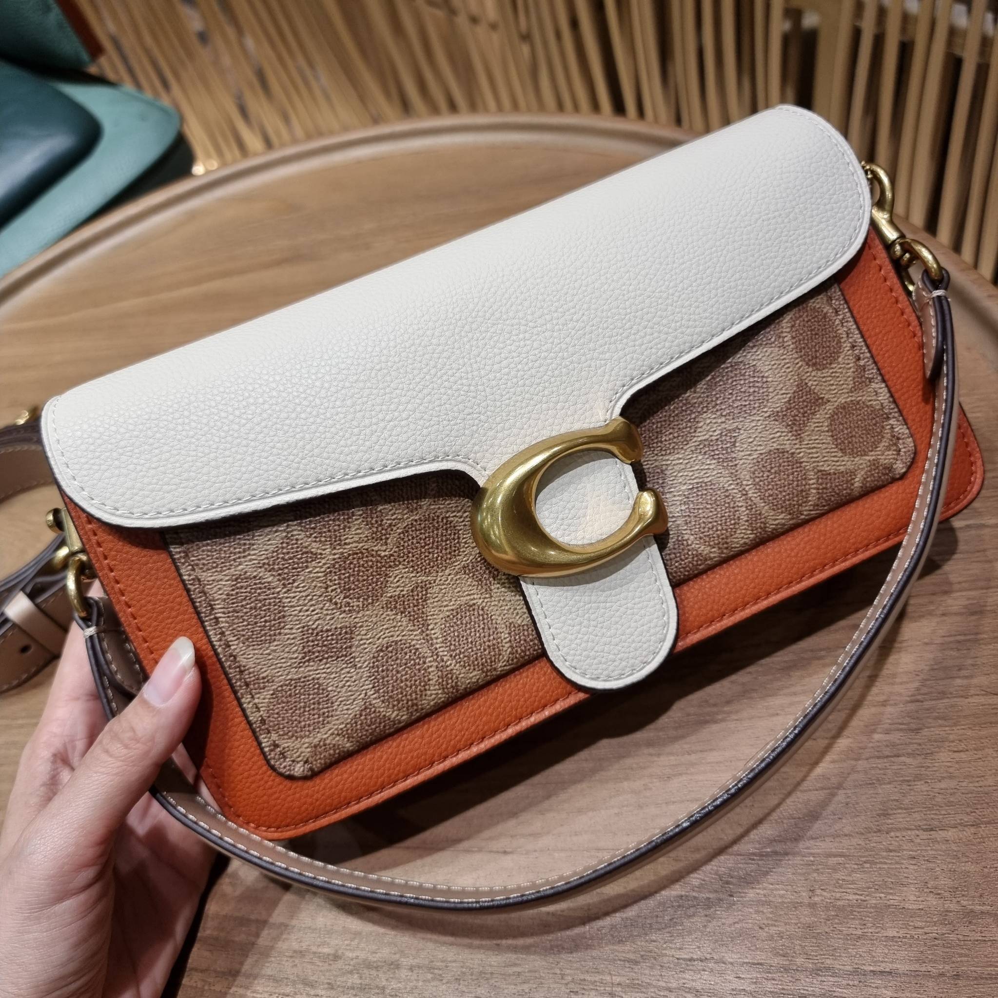 COACH TABBY SHOULDER BAG 26 IN SIGNATURE CANVAS WITH BEADCHAIN (6793,91215) กระเป๋าสะพายไหล่ ดีไซน์วินเทจย้อนยุค สวยคมชัด คลาสสิคใช้ได้ทุกลุค วัสดุหนังแท้สลับหนังแคนวาสเคลือบลาย เปิด-ปิดด้วยแม่เหล็กในตัว รับรองแน่นหนา ด้านหลังมีช่องแยก ภายในเป็นช่องโล่ง ข