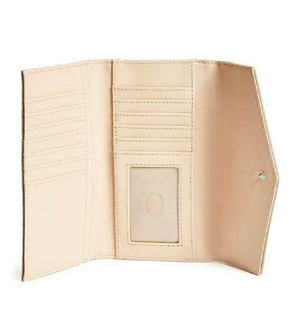 GUESS REDDING LOGO-DEBOSSED SLIM WALLET กระเป๋าสตางค์ใบยาวแบบพับสามตอนหนังคาเวียร์สลับลายนูน ด้านหน้าประดับโลโก้แบรนด์สามเหลี่ยมสีทอง ด้านหลังมี 1 ช่องซิป เปิดปิดด้วยกระดุม ภายในมีช่องใส่บัตรหลายช่อง เหมาะสำหรับสาวๆที่ชอบพกบัตรเยอะๆ ใบเดียวเอาอยู่จ้า