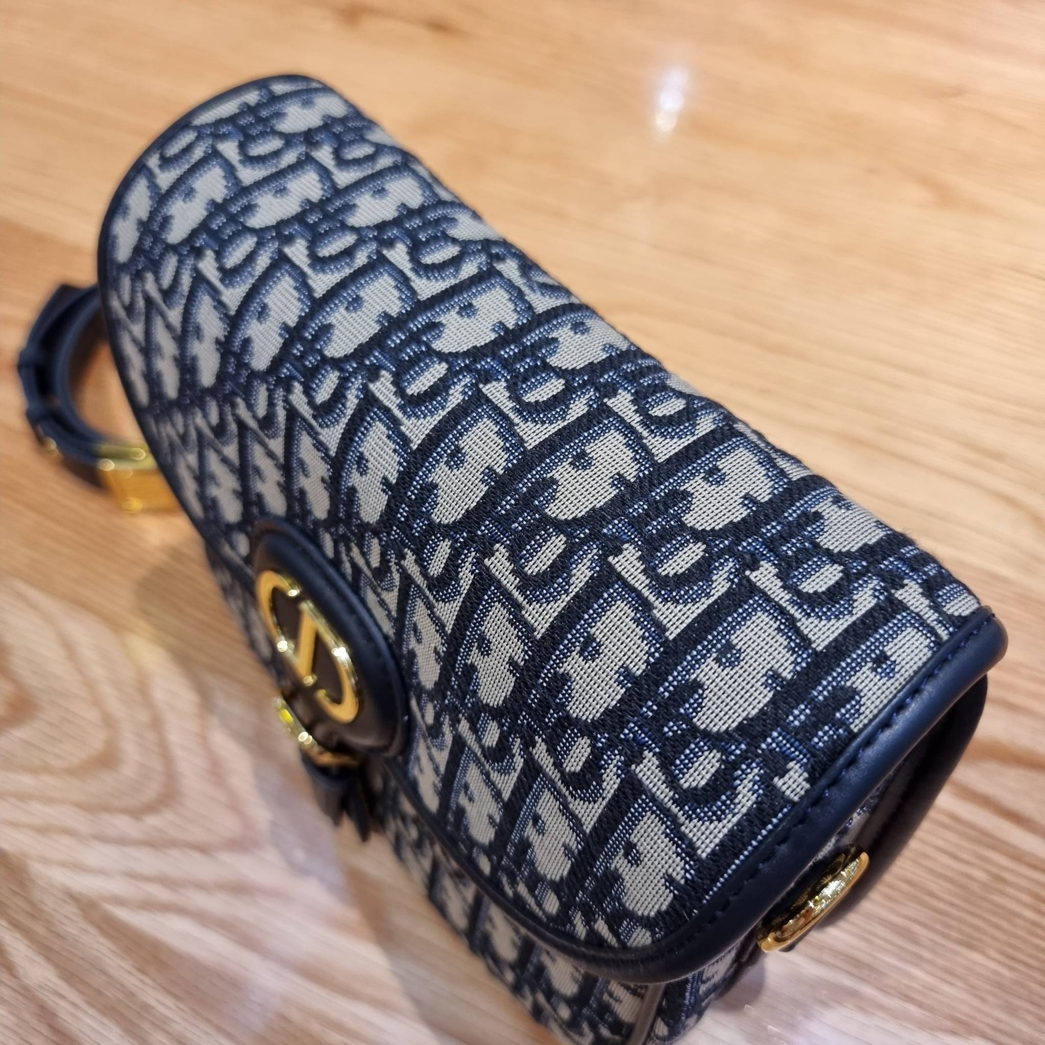 DIOR CD MEDIUM BOBBY BAG กระเป๋าสะพายข้างพรีเมี่ยมกิ๊ฟทรงสวย ดีไซน์ย้อนยุค เป็นเอกลักษณ์ไม่เหมือนใคร เปิด-ปิดด้วยกระดุมแม่เหล็ก ใช้งานง่าย อะไหล่ทองดูหรู ภายในเป็นช่องโล่ง มาพร้อมสายสะพาย crossbody ถอดออกได้ ปรับได้ จะถือเป็นคลัทช์ออกงานก็ได้ สะพายไปทำงาน