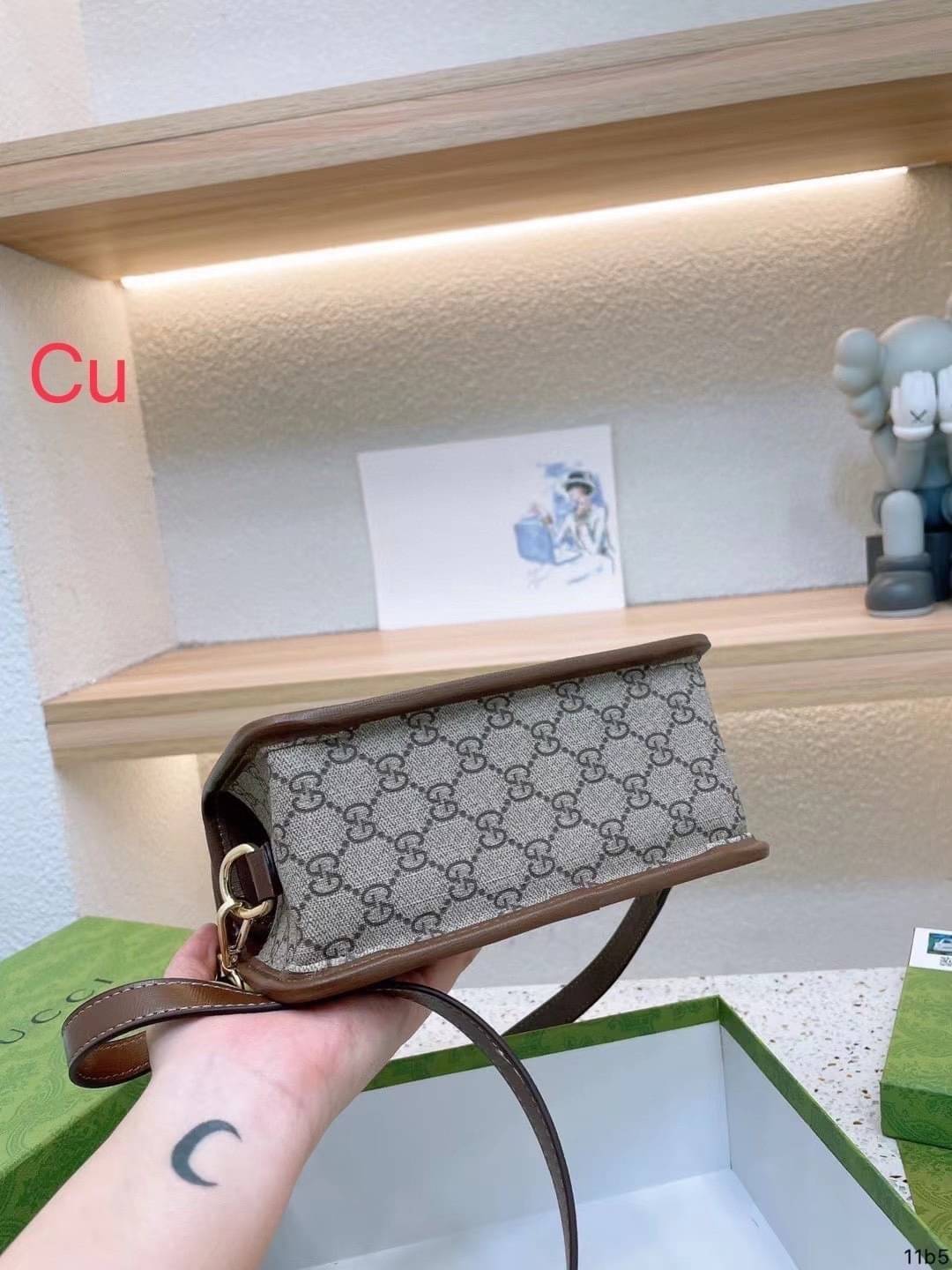 Gucci Horsebit 1955 mini top handle bag กระเป๋าทรงกล่องคอลเลคชั่นใหม่ล่าสุด ดาราเซเลปใช้กันเพียบ ดีไซน์สวย เชื่อได้เลยใบนี้สาวๆต้องหลงรัก จนวางไม่ลงเลยน้า ภาพถ่ายจากงานขายจริง ใช้งานต่างประเทศได้