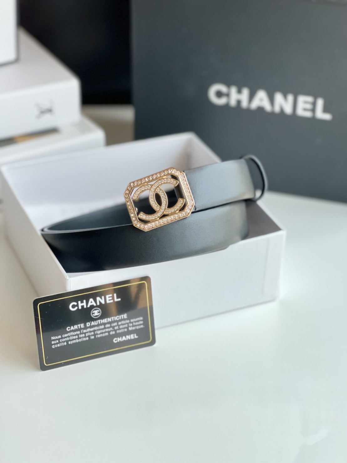 หนังแท้ Chanel Vintage Logo Leather Belt / Chanel Belt Size 30mm มีให้เลือก 5 แบบ พร้อมส่งที่ไทย เข็มขัดวัสดุ Calfskin หนังแท้ฟูขึ้นทรงสวย เกรดหนังดีที่สุดยิ่งใช้นานหนังยิ่งสวย หัวเข็มขัดโลโก้แบรนด์ 3D Vintage สายปรับระดับได้ มาในดีไซน์คลาสสิคเรียบหรูเข้า