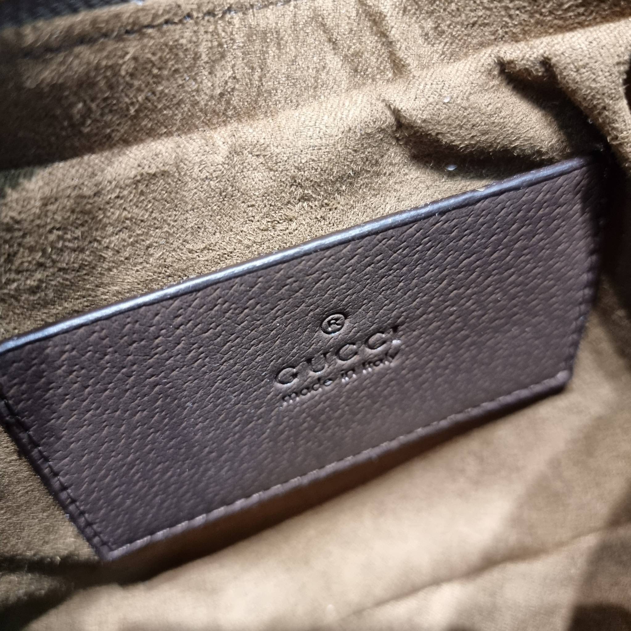 GUCCI Aphrodite small shoulder bag / GC crossbody pouch bag กระเป๋าสะพายทรงคลาสสิค ดีไซน์ย้อนยุคผสานความโมเดิร์นด้วยรูปทรงพอช ที่ใช้งานได้ทุกสไตล์ วัสดุหนังแคนวาส ทนทาน ภายในกระเป๋าเป็นช่องโล่ง สายสะพายมีลูกเล่นหลากหลาย มีให้ทั้งแบบโซ่คล้องไหล่ สายหนังที่