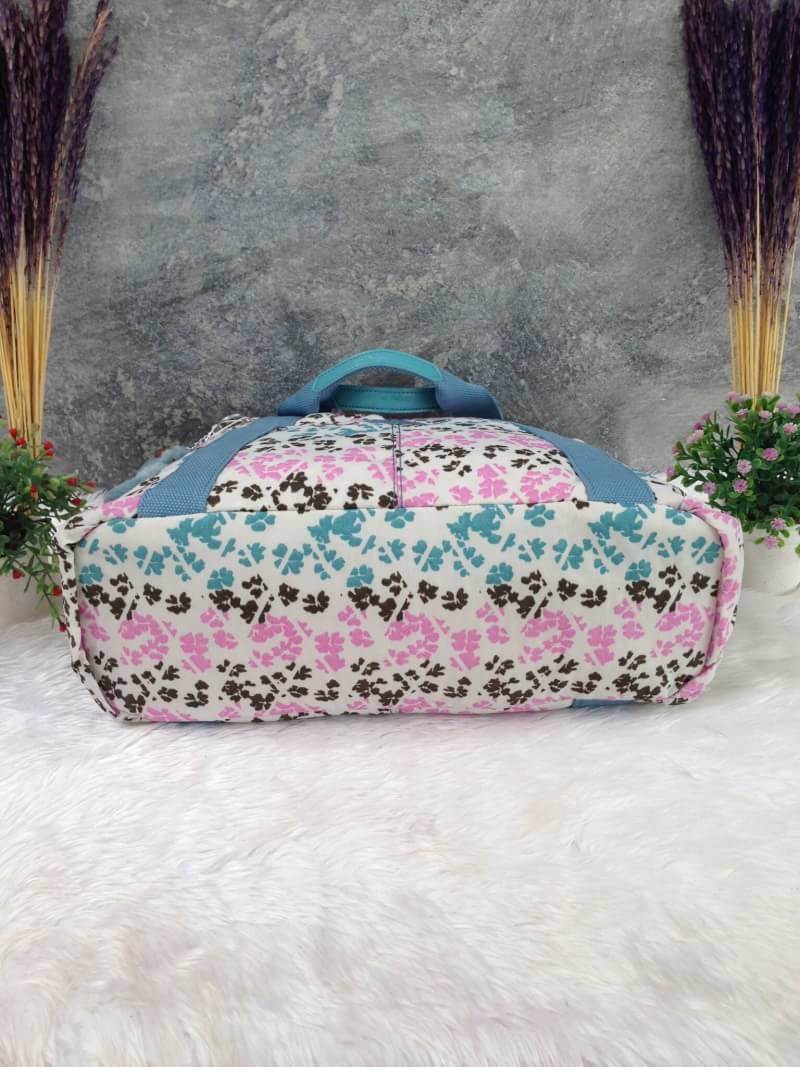 Kipling รุ่น Cicele กระเป๋าสะพายไหล่ใบใหญ่ สวยน่ารัก ตัวกระเป๋าด้านในเป็นช่องโล่งแบบปิดเปิดด้วยซิป มีช่องซิปด้านใน ด้านข้างกระเป๋า มี 2 ช่อง ปิดเปิด ด้วยเทป พร้อมที่ใส่โทรศัพท์ ปากกา และ MP 3 ในส่วนด้านใน และ ด้านข้างกระเป๋า ซ้าย-ขวา เป็นช่องขนาดเล็กสำหรั