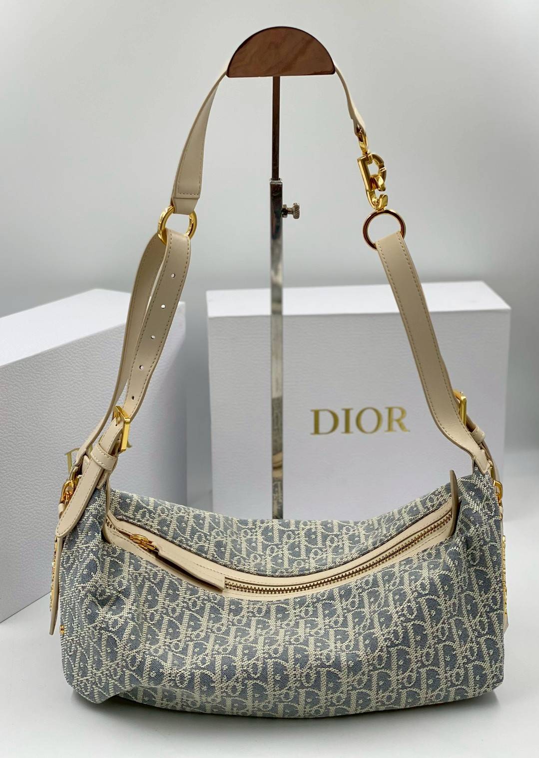 ORI หนังแท้ | DIOR D-Journey Bag กระเป๋าสะพายนิยามใหม่ดีไซน์ทันสมัย โดดเด่นด้วยรูปทรงโฮโบที่มาพร้อมกับดีไซน์ที่นุ่มนวลและทันสมัย พร้อมกับช่องใส่ของแบบติดซิป