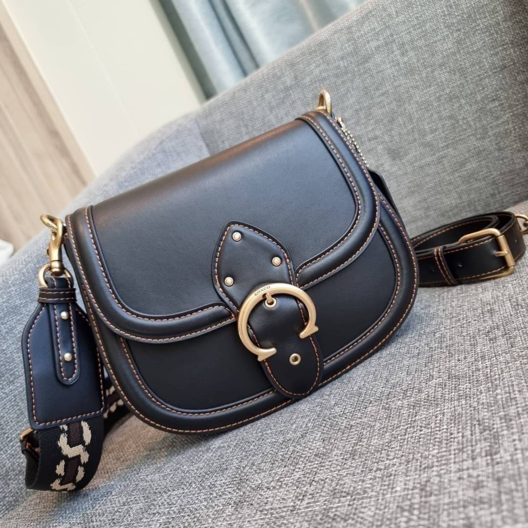 COACH C0749 BEAT SADDLE BAG The best item! ที่สาวๆรอคอย! ฮอตไฟลุก! สีหายาก ละมุนคุณหนู คอลเลคชั่นใหม่ ดีไซน์หรูหรา พิเศษมากๆมาพร้อมสายสะพาย 2 เส้น ใช้คู่กันหรือแยกสะพายก็สวยครบสูตร กระเป๋าสะพายทรง saddle คลาสสิค วัสดุหนัง glove-tanned ทนทาน เปิด-ปิดด้วยกร