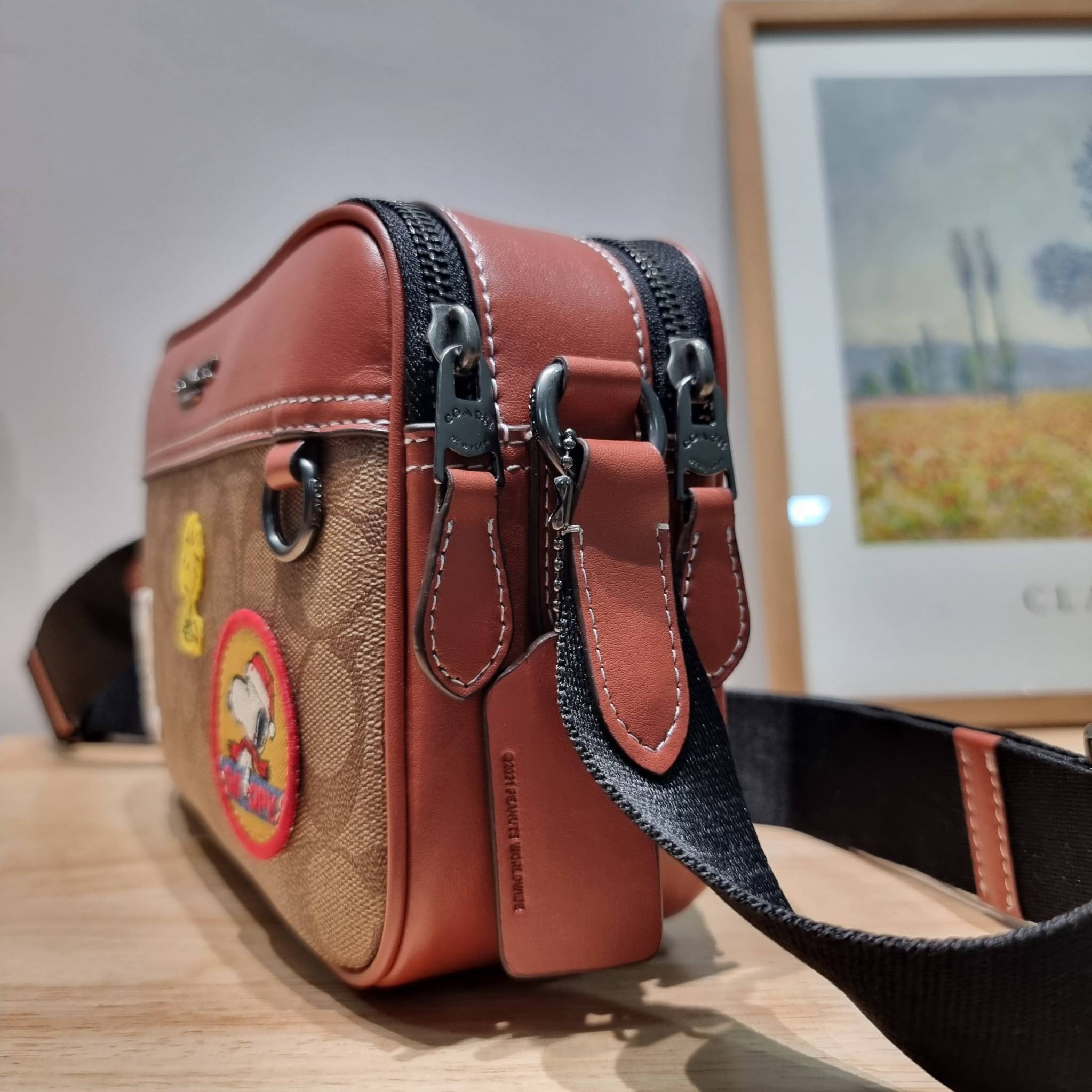 Coach X Peanuts Graham Crossbody In Signature Canvas With Patches CE746 กระเป๋าครอสบอดี้ทรงยอดฮิต กับคอลเลคชั่นใหม่ เฉลิมฉลองเทศกาลคริสต์มาส รุ่นนี้สามารถใช้ยูนิเซ็กส์ สาวๆหนุ่มๆได้หมด น่ารักน่าใช้เกิน!! รูปทรงดีไซน์คลาสสิค สีสันโดดเด่นสดใส ใช้งานสะดวก วั