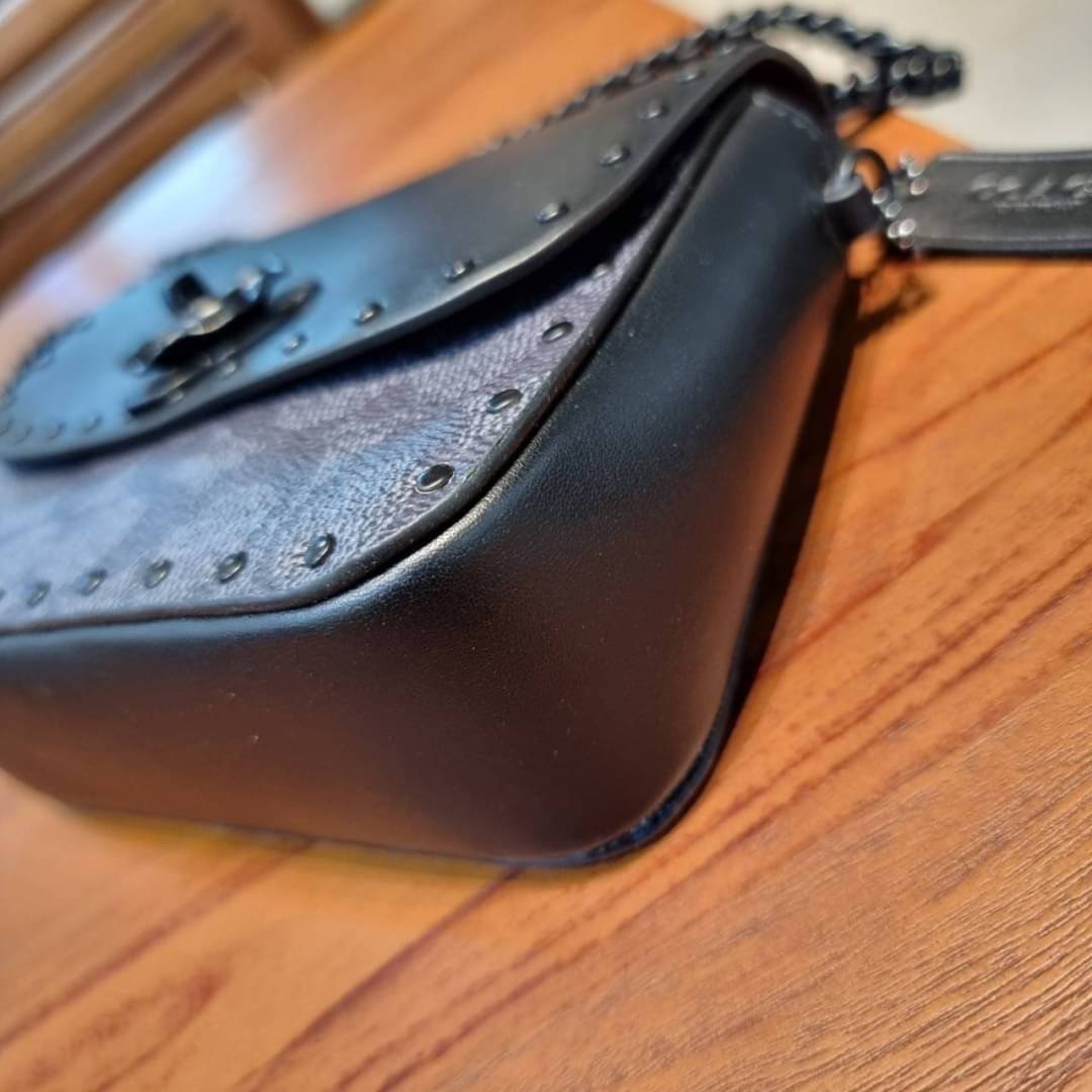 COACH C2462 MADISON SHOULDER BAG 16 IN SIGNATURE CANVAS WITH RIVETS กระเป๋าสะพายข้าง ไซส์กะทัดรัด พกพาง่าย น้ำหนักเบา ดีไซน์สวย โดดเด่นด้วยตัวล็อครูปดอกไม้ สีสันตกแต่งตัดกันกับลายซีอย่างลงตัว วัสดุหนังแคนวาสเคลือบลาย ภายในแบ่งสัดส่วนให้อย่างดี มาพร้อมสายส