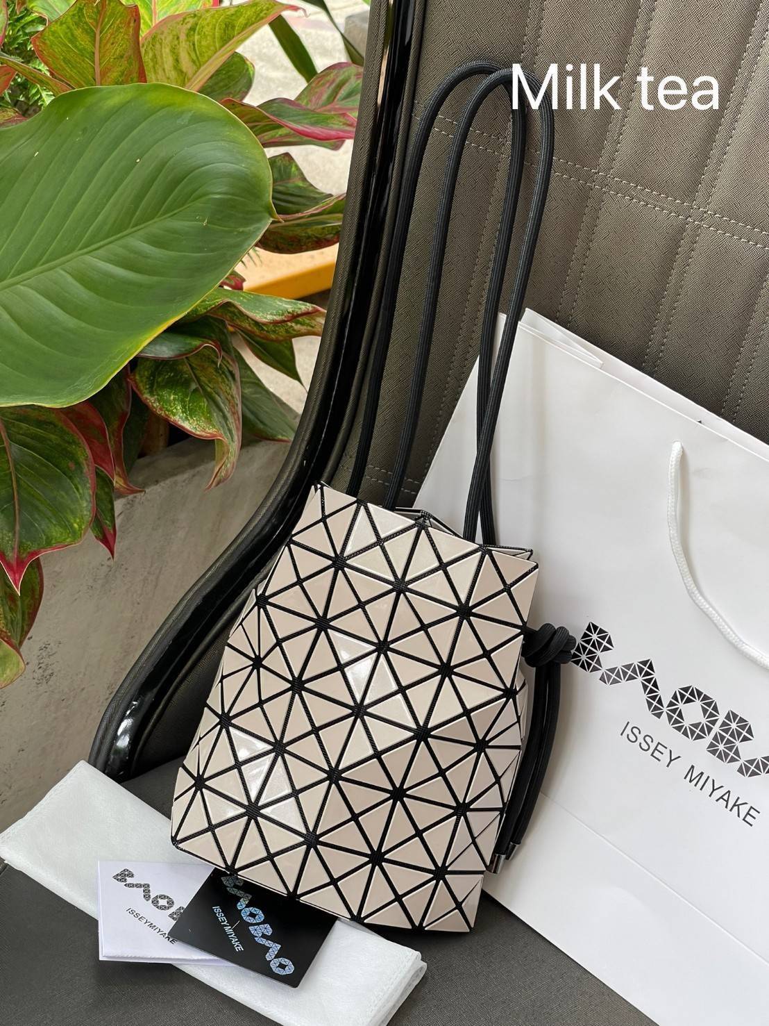 Baobao Issey Miyake Wring Small Bag กระเป๋าสะพายครอสบอดี้พร้อมสายรูดเปิดปิด สามารถปรับความยาวของสายได้ตามสไตล์ความชื่นชอบ ด้วยดีไซน์ทรงน่ารัก เหมาะสำหรับให้สาวๆหยิบใช้ในวันสบายๆ แต่เต็มเปี่ยมไปด้วยความคล่องแคล่ว ไฮไลต์ของซีซั่นนี้คือกระเป๋าที่มาพร้อมกับเช
