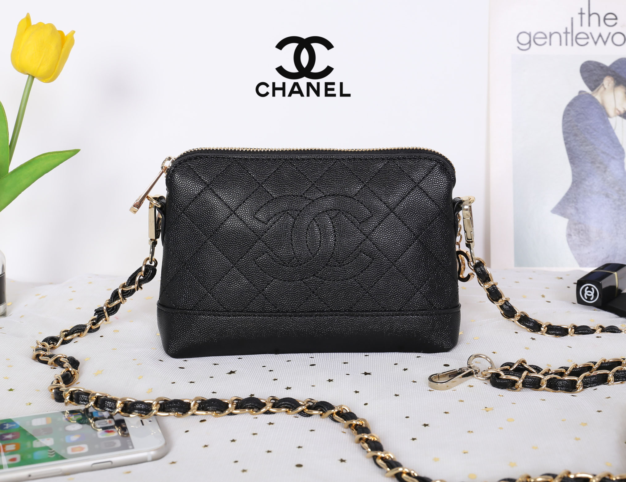 CHANEL Caviar Wristlet Crossbody Bag / Chanel Shoulder Bag With Chain กระเป๋าหนังลายเวียร์ปั๊มโลโก้แบรนด์ด้านหน้าสวยหรูดูแพง มาพร้อมจี้โลโก้แบรนด์ห้อยสีทองเก๋ๆน่ารัก