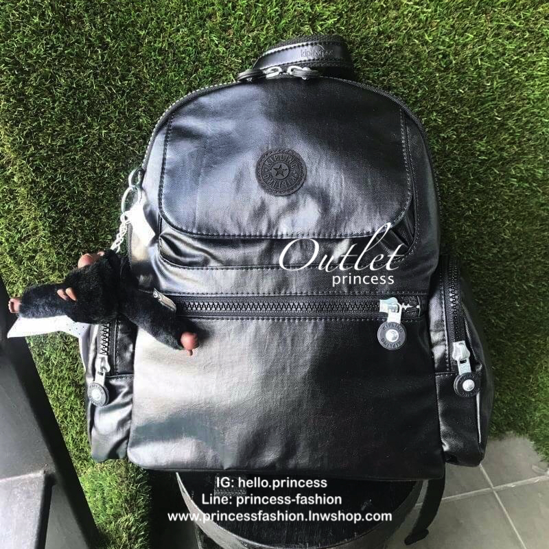 Kipling Matta Small Metallic Backpack กระเป๋าเป้ขนาดกำลังดี วัสดุไนล่อนเคลือบกันน้ำ มีน้ำหนักเบา มีช่องเก็บของหลายช่อง แบ่งเป็นช่องด้านหน้า 2 ช่องและด้านข้างอีก 2 ช่อง ช่องใหญ่ปิดเปิดด้วยซิปคู่ภายในมีช่องซิป ช่องใส่ของจุกจิกและสายห้อยพวงกุญแจ ด้านหน้าประด