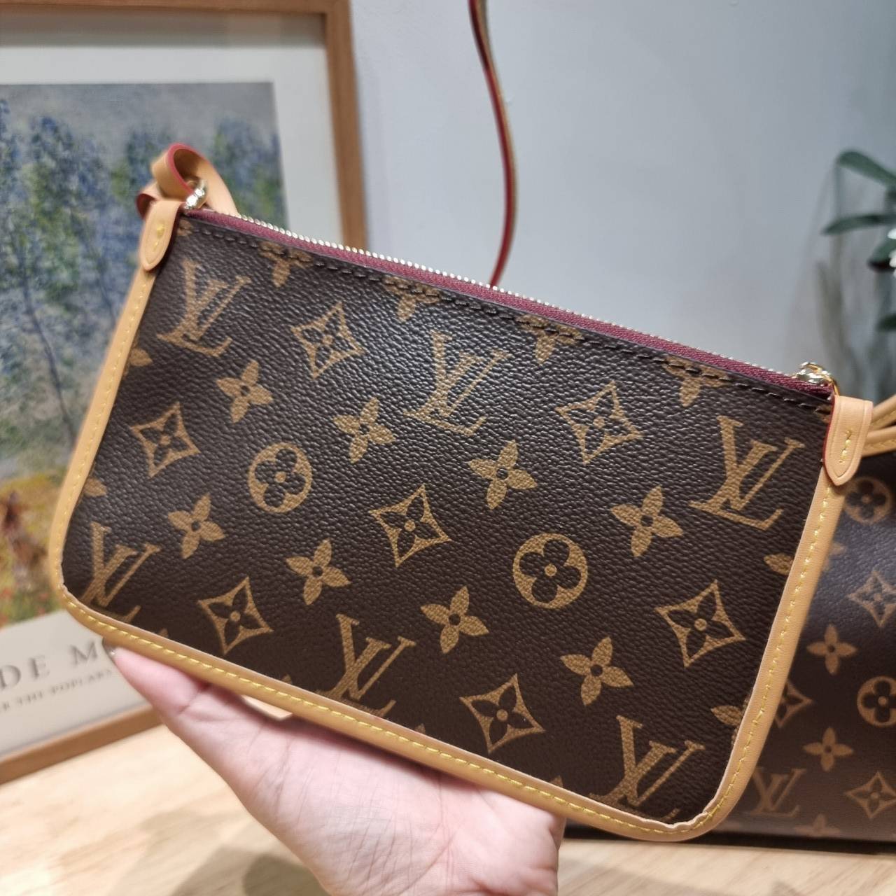 LV CARRYALL MINI BAG รุ่นลิมิเต็ดที่สาวๆตามหา มาในไซส์มินิ ขนาดโคตรน่ารักน่าใช้! กระเป๋าสะพายไหล่ทรงสวย ดีไซน์เรียบง่ายคลาสสิค หรู ดูผู้ดี รูปทรงใช้งานง่าย มาพร้อมใบลูก