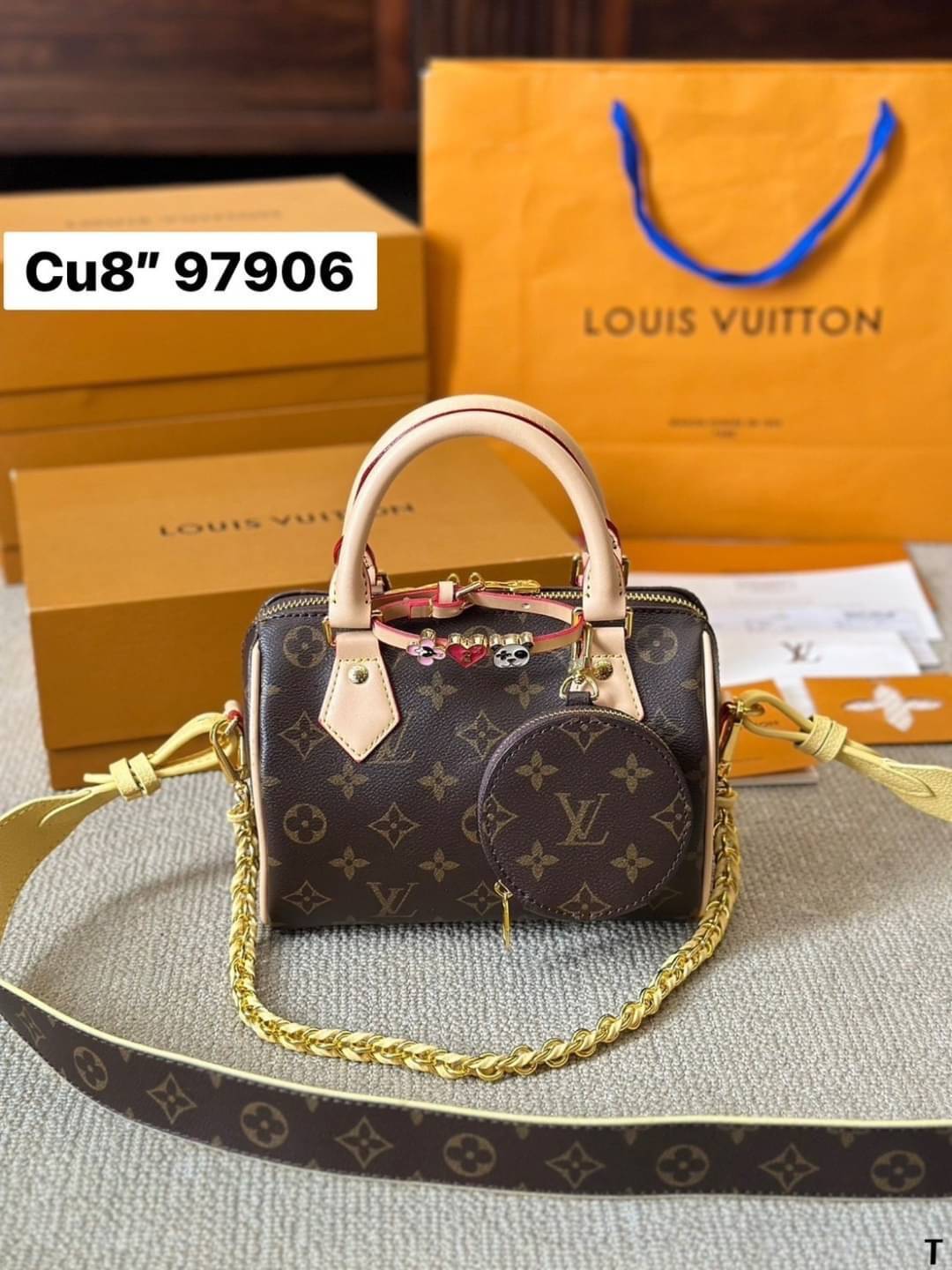 LV Speedy Bandoulière 20 Monogram Canvas กระเป๋าสะพายทรงหมอนไซส์เล็กน่ารัก Rare item รุ่นใหม่พร้อมกลัดรูปหัวใจ,ดอกไม้,แพนด้าสุดน่ารัก