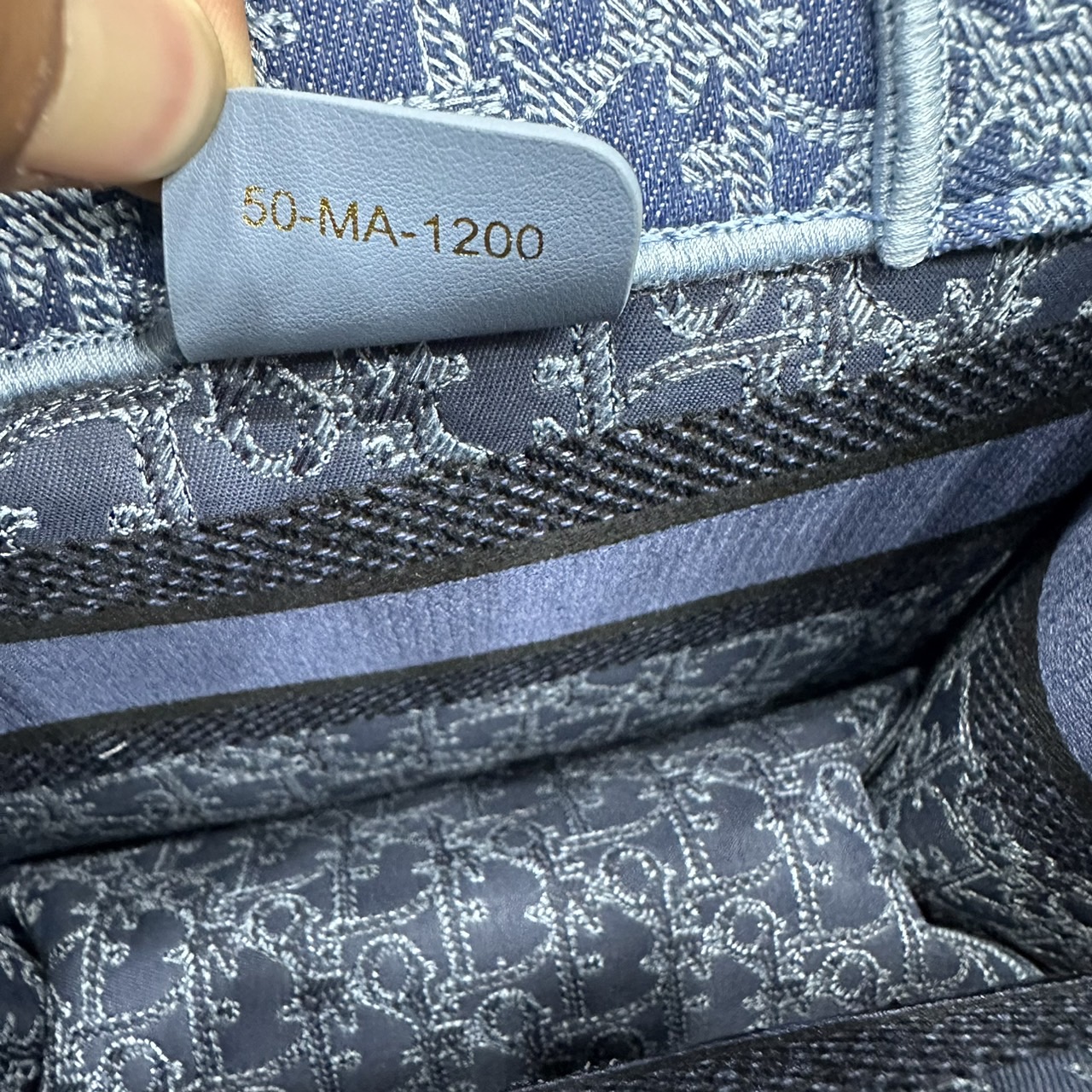 SMALL Dior Book Tote Bag Blue Denim Dior Oblique Jacquard กระเป๋าทรงโท้ท แก่นแท้ของความงามรูปลักษณ์ทันสมัย เดนิมหรูหรา