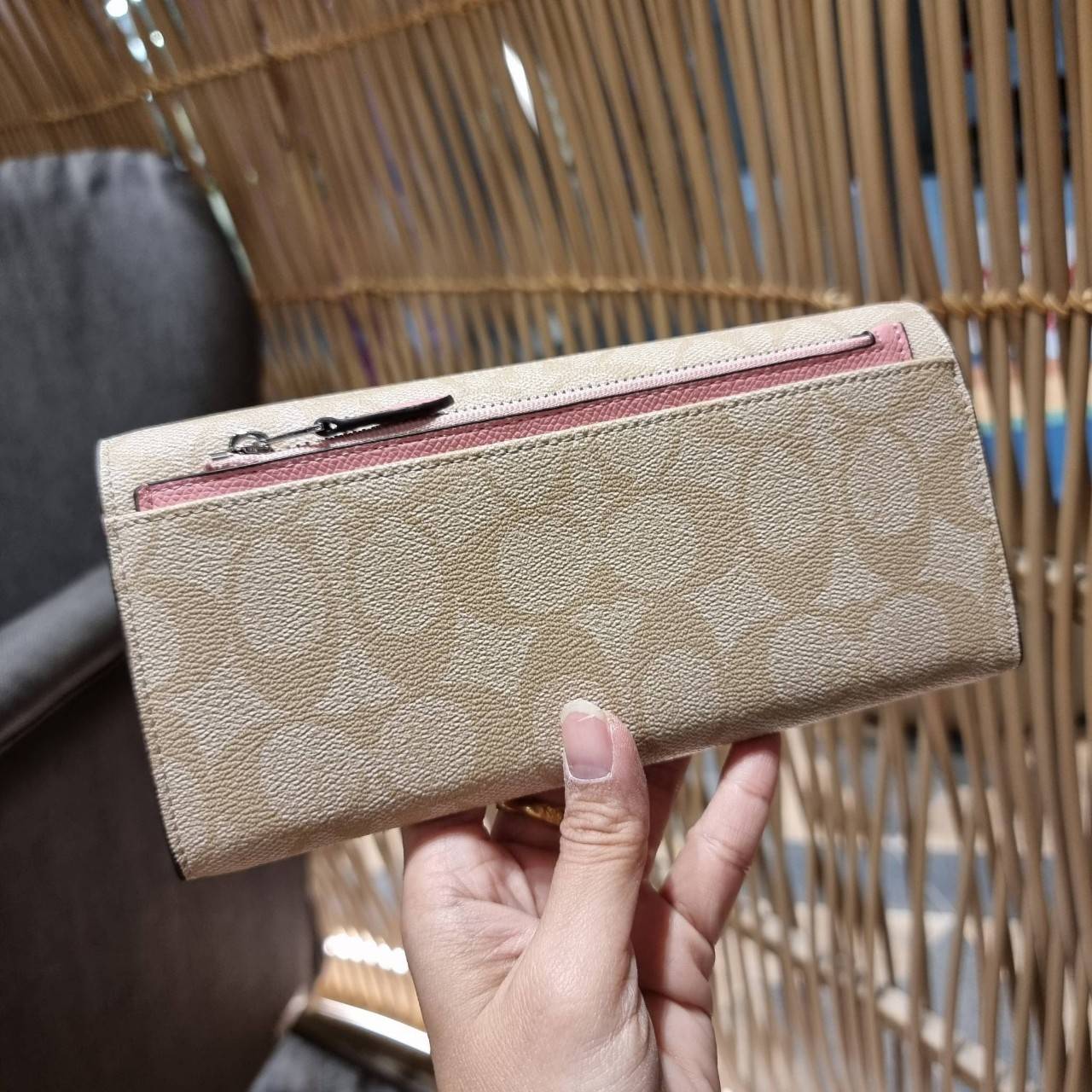 COACH F52601 POP SLIM ENVELOPE WALLET IN SIGNATURE รุ่นขายดี ขายหมด!! รุ่นหายาก!! เติมสต็อคจ้า!! กระเป๋าสตางค์รุ่นฝาพับ ดีไซน์เรียบหรู คลาสสิค ใช้งานง่ายและสะดวกมากๆ ด้วยซองซิปที่เสียบด้านหลัง ถอดแยกออกมาใช้ได้ หรือเอาออก พกกระเป๋าเดี่ยวๆก็ได้ ถือใบนี้ดูไ