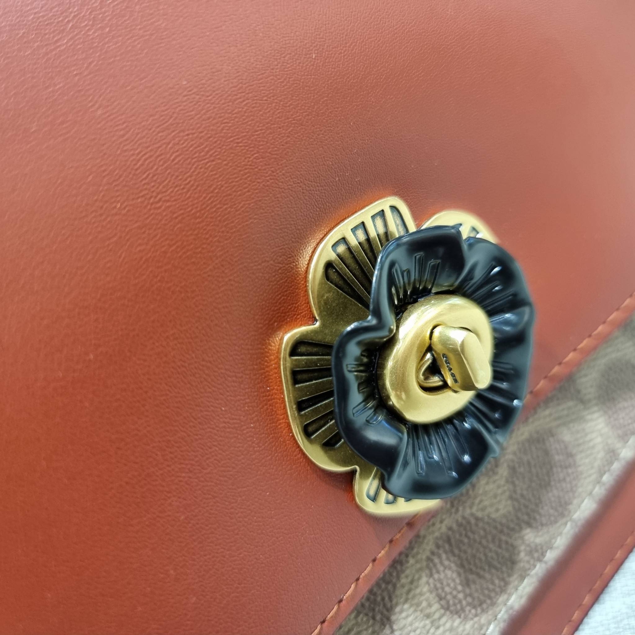 COACH C0827 MADISON SHOULDER BAG IN SIGNATURE CANVAS กระเป๋าสะพายข้าง รุ่นยอดฮิต ไซส์ใหญ่จุใจ ดีไซน์สวย โดดเด่นด้วยตัวล็อครูปดอกไม้ ตกแต่งตัดกันกับลายซีอย่างลงตัว วัสดุหนังแท้สลับหนังแคนวาสเคลือบลาย ภายในแบ่งสัดส่วนให้อย่างดี มาพร้อมสายสะพายในตัว ปรับใช้ไ