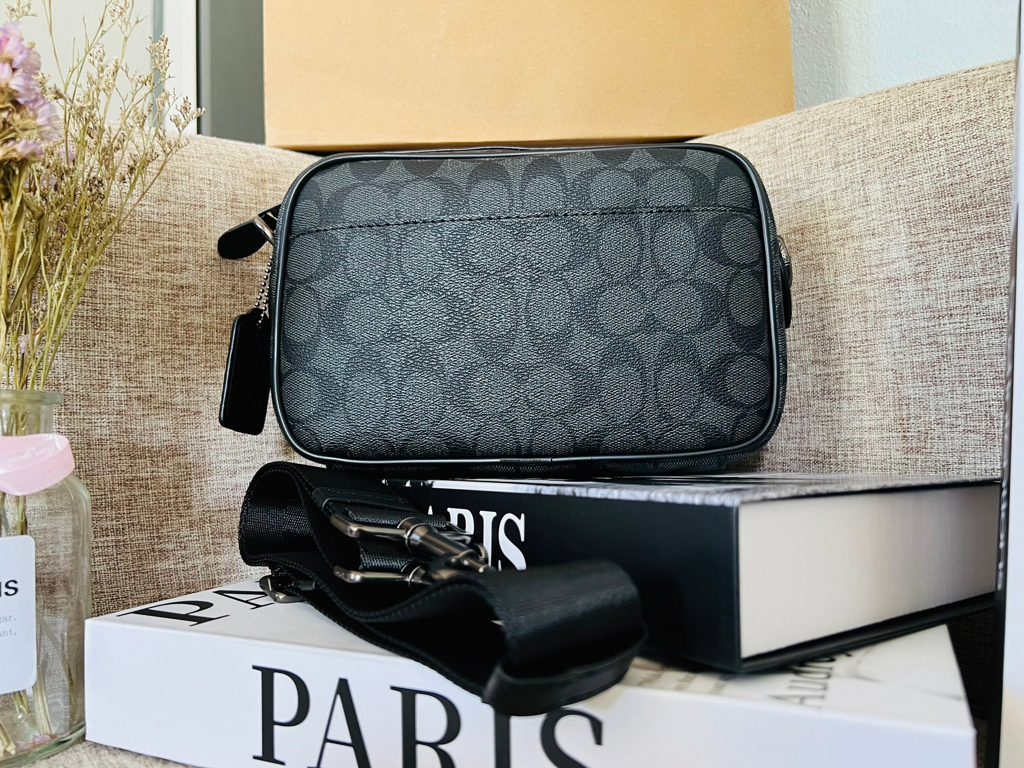 COACH GRAHAM CROSSBODY IN SIGNATURE CANVAS F50715 ผ้าใบเคลือบซิกเนเจอร์พร้อมรายละเอียดหนังลูกวัวที่ผ่านการกลั่น| ภายในกระเป๋ามัลติฟังก์ชั่น| ปิดซิป ซับในผ้า| ด้านนอกมีซิปและกระเป๋าสลิป| สายสะพายถอดได้ 53" สำหรับสะพายไหล่หรือ crossbody