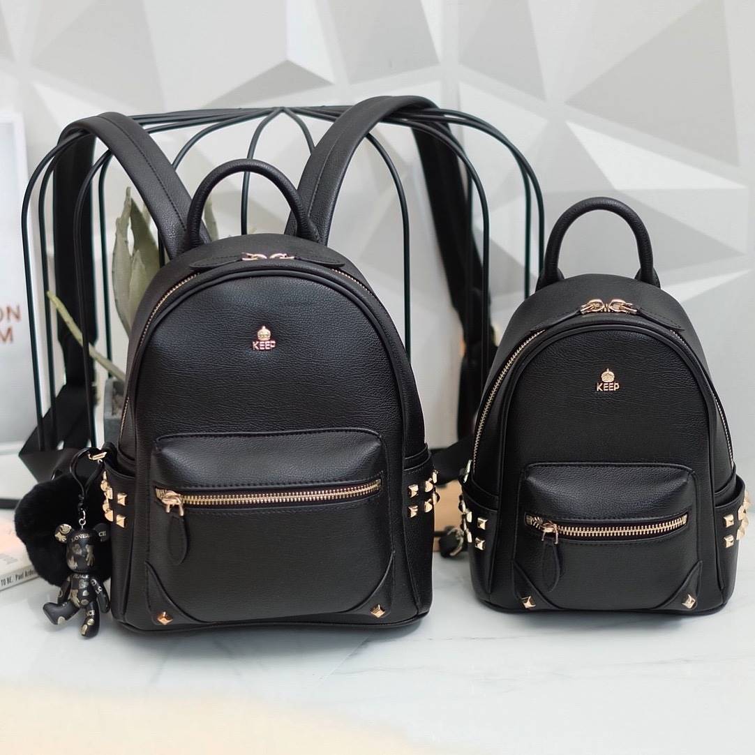 รุ่นใหม่ล่าสุด งานสวยมากๆ การันตีเลย จาก แบรนด์ KEEP รุ่น Duo Sister backpack 🎒 >กระเป๋า หนังวัวแท้ฟอกนาโนเนื้อดี นิ่มมาก ลายหนังชัด ทนทานคะ >น้ำหนักเบา ดีไซด์ ทันสมัย เข้าได้กับทุกชุด >ภายในตัวกระเป๋ามีช่องเก็บของจุกจิก 2 ด้าน กว้าง บุด้