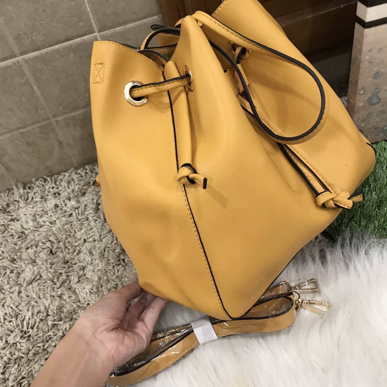 Zara bucket bag crossbody ใหม่ล่าสุดจากแบรนด์ Zara กระเป๋าสะพายทรง bucket สีสด หนังนุ่มมากกกก เนื้อดี สามารถสะพายได้ 2 แบบค่ะ แบบแรก shoulder bag ขนาดพอดีไหล่ และแบบที่สอง กระเป๋าสายยาวสามารถสะพายไหล่หรือ cross body ก็ได้ มีสายสะพายยาวมาให้สามารถถอดออกได้