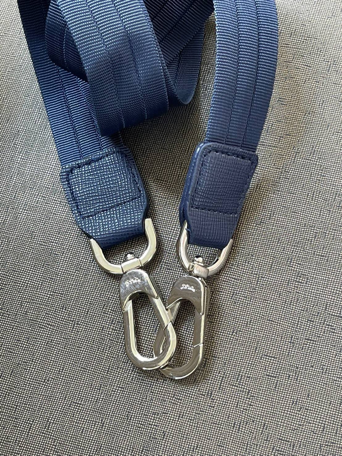 Longchamp Le Pliage Neo Size S มาพบกับกระเป๋ารุ่นยอดนิยม ที่สาวๆ ต้องมีไว้เก็บไว้สักใบ กระเป๋าโท้ทใบนี้ มาพร้อมกับสีที่มีสไตล์เรียบง่าย มีสายสะพายยาวช่วยให้คุณสามารถสะพายไหล่ได้อย่างสบาย ในขณะที่ที่ปิดแบบซิปช่วยให้คุณมั่นใจได้ว่าของด้านในมีความปลอดภัย Le 