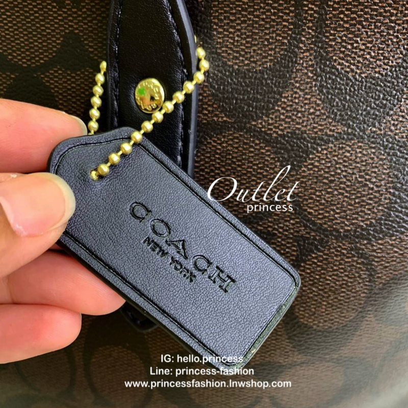 COACH CITY ZIP TOTE IN SIGNATURE BAG กระเป๋าถือหรือสะพายทรง tote ขนาดกำลังดี วัสดุหนัง pvc. เปิดปิดกระเป๋าแบบซิป ภายในกว้าง ใส่ iPad, A4 ของใช้ได้จุ มีช่องเล็ก และช่องซิปค่ะ Must Have!