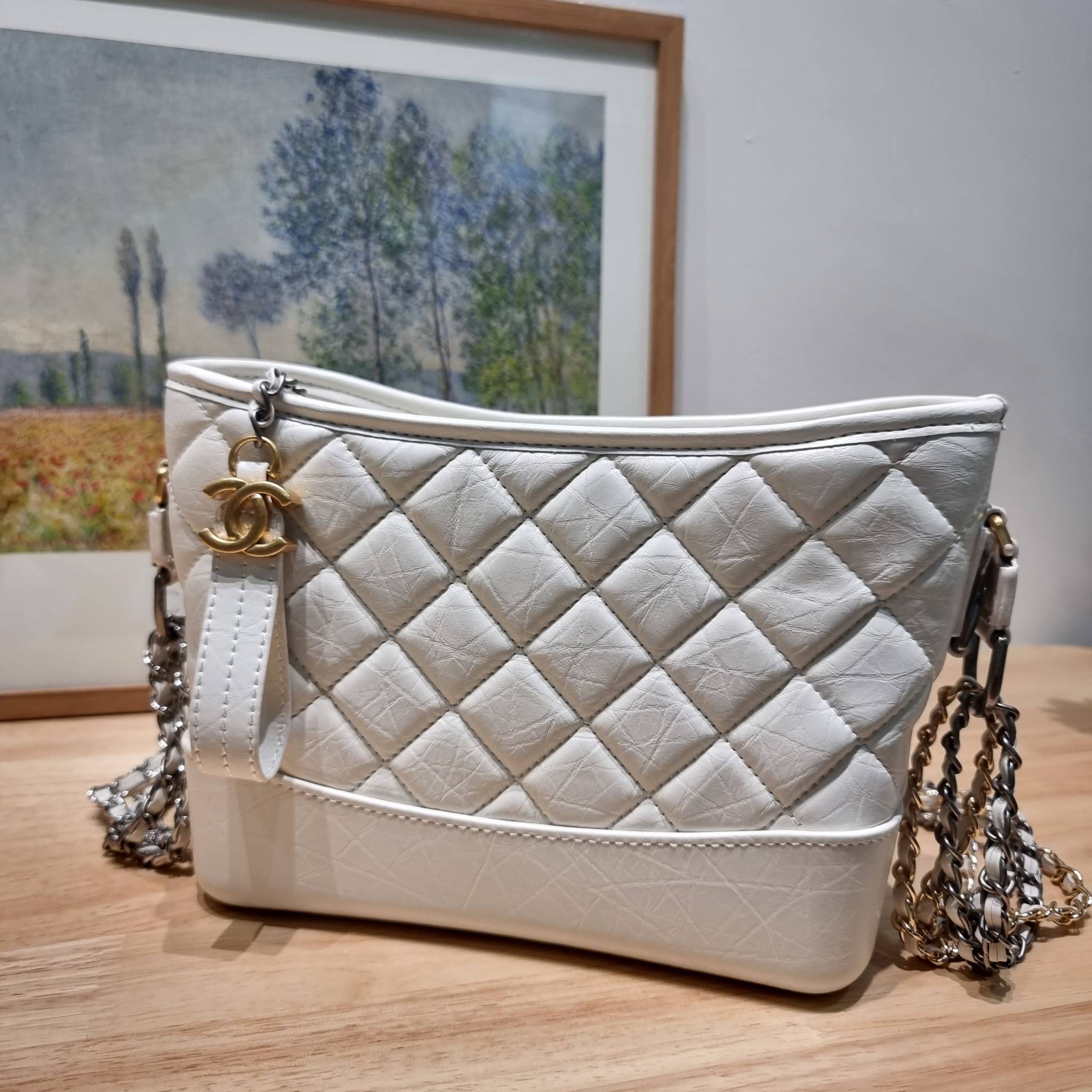 CHANEL Gabrielle Bag Medium สวยคลาสสิค No.1 ต้องยกให้ไอเท็มนี้เท่านั้น กับกระเป๋าสะพายซิกเนเจอร์ ดีไซน์ไม่เหมือนใคร เป็นเอกลักษณ์ ใช้งานได้หลากหลาย สะพายได้ไม่ซ้ำ