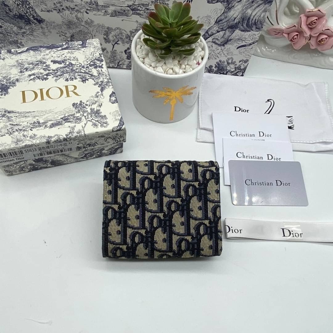 ORI 🥂 DIOR Wallet Saddle Lotus / Dior tri-fold wallet เกรดออริจินอล กระเป๋าสตางค์ 3 พับ วัสดุหนังแท้ และผ้า Jacquard อย่างดี ทอสวยงามที่สุด มีช่องใส่เหรียญมีซิปปิด ใส่การ์ด ใส่ธนบัตรได้ ครบเลยค่ะ ผสมผสานความสง่างามและคลาสสิกที่เข้ากับยุคสมัย ด้านห