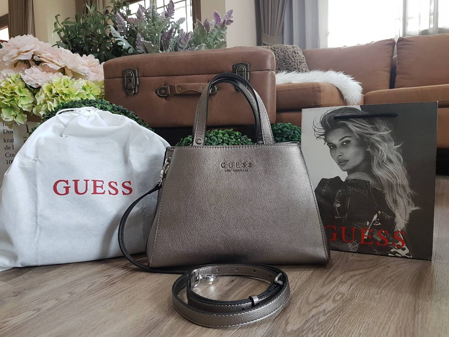 GUESS WOMAN FACTORY SHOULDER BAG กระเป๋าถือหรือสะพาย ทรง A คลาสสิค ขนาดกำลังดี น้ำหนักเบา วัสดุ pu. นิ่ม คุณภาพดี สวยอยู่ทรง ด้านหน้า ประดับโลโก้แบรนด์ เปิดปิดแบบแถบคาดกระดุมแม่เหล็ก ภายในกว้างแบ่ง 2 ช่องใหญ่ มีช่องซิปกลาง เป็นสัดส่วน ซับในลายแบรนด์ ใส่ w